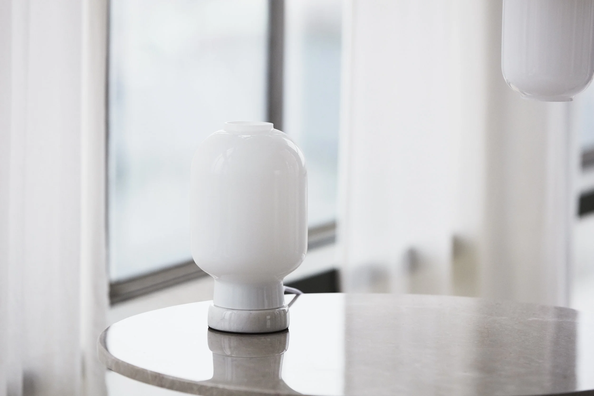 502075_Normann_Copenhagen_Amp_Table_Lamp_EU_White_White_02.jpg