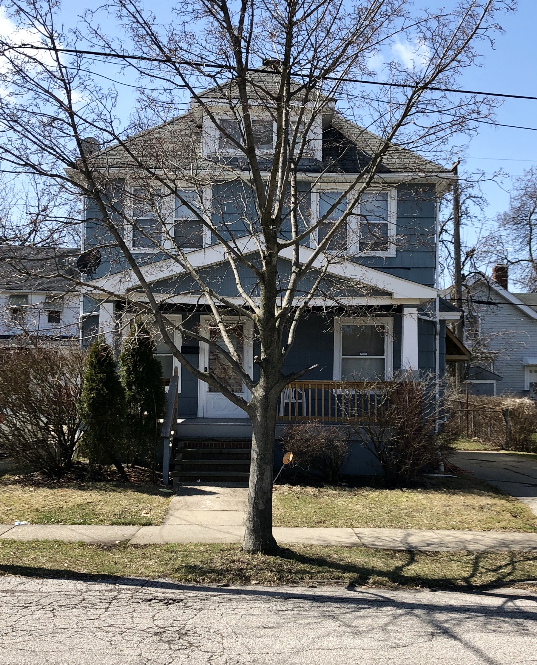 driving past gramma minnie's old house in cleveland! so many memories here of family parties, aunts, uncles, cousins, annual visits to the feast and always a lot of really good food being made and eaten!