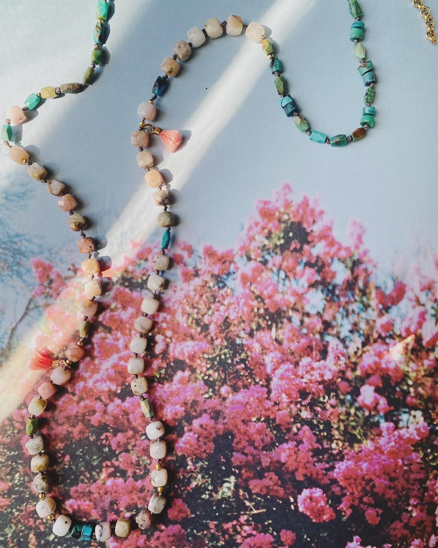 spring in all it&rsquo;s beauty!! bring it on!! 

#hellosunshine 
#naturalbeauty
#gemstones
#turquoise 
#pinkopal