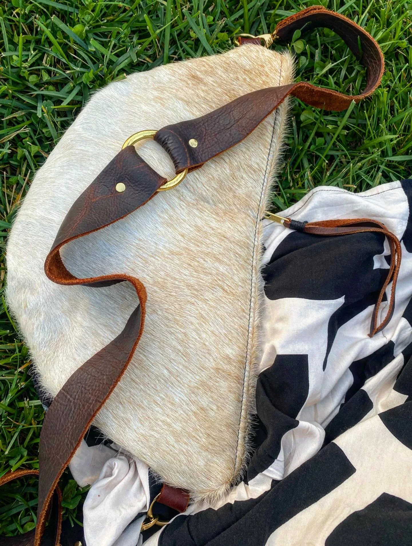 playing w the idea of a crescent shaped  crossbody. taking it out and about for a trial run! more to come&hellip; #fallstyle #cowhidebags