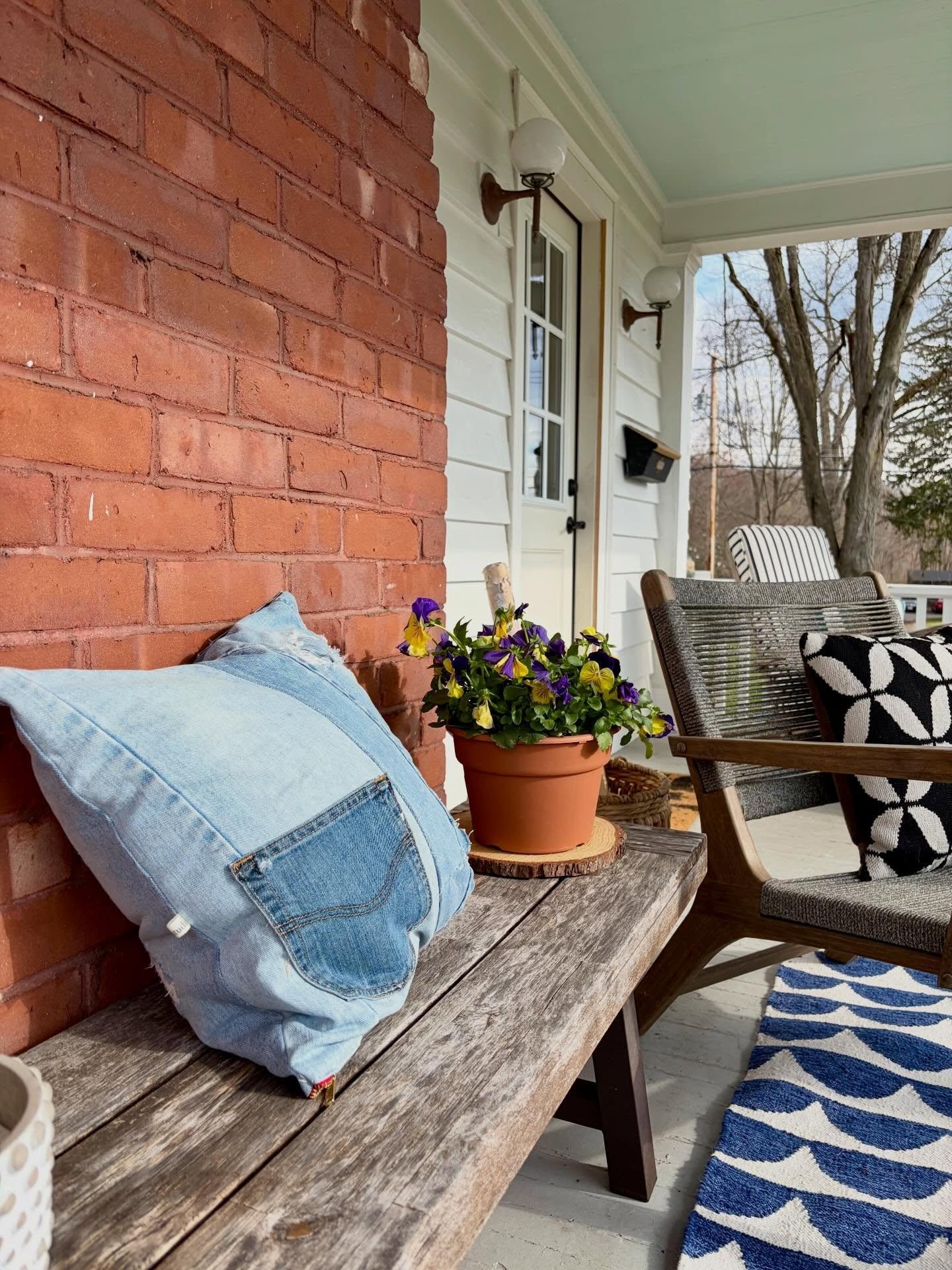 i&rsquo;ve covered all my outdoor pillows and more with thrifted denim! one of my favorite fabrics ever! #denimstyle #thrifty #makeityours #livinganartfullife 👖
