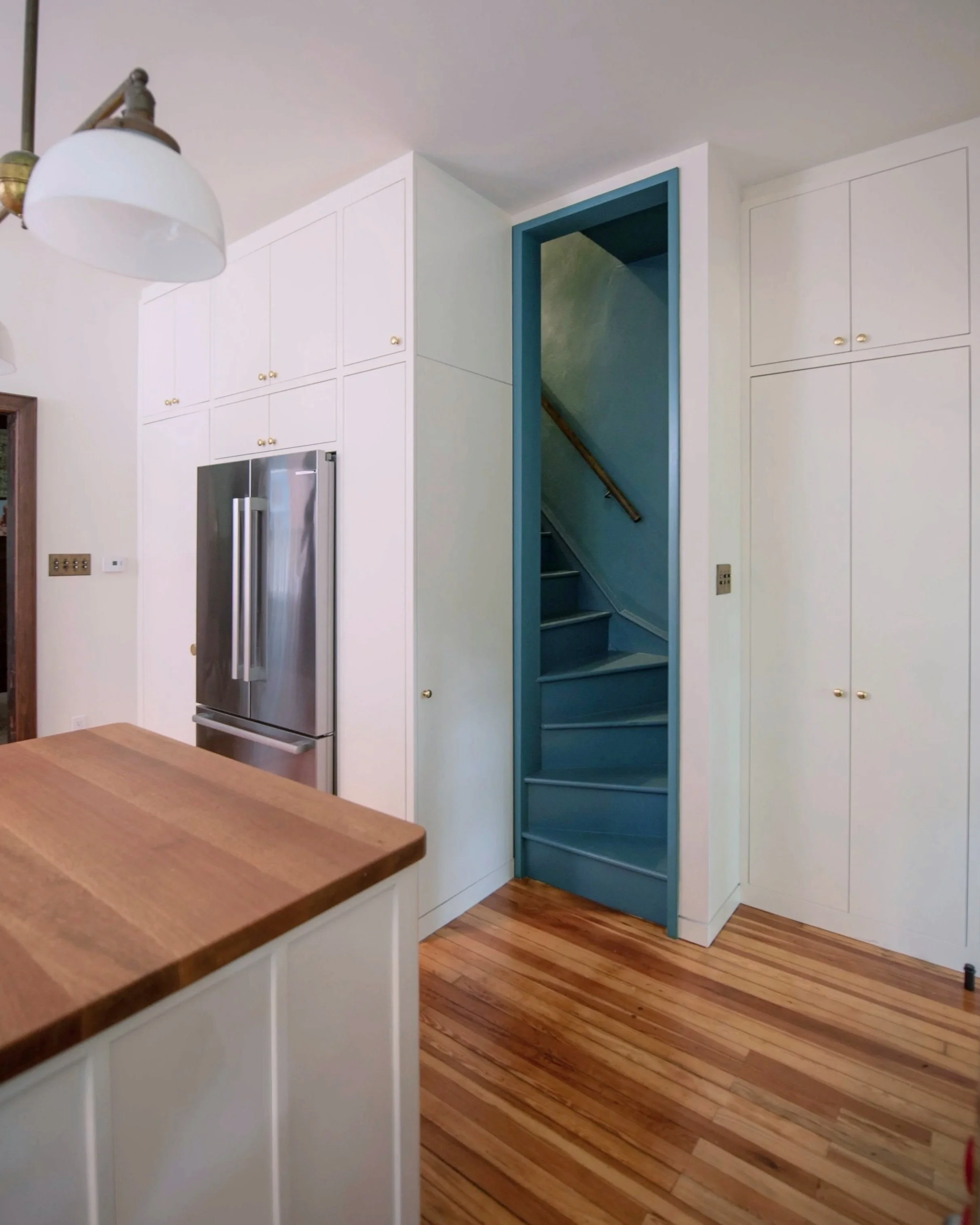 Pine Street kitchen (painted in-house) from a project with @trade_architects featuring inlay cabinets around the stairwell and a hidden basement door! 🤫