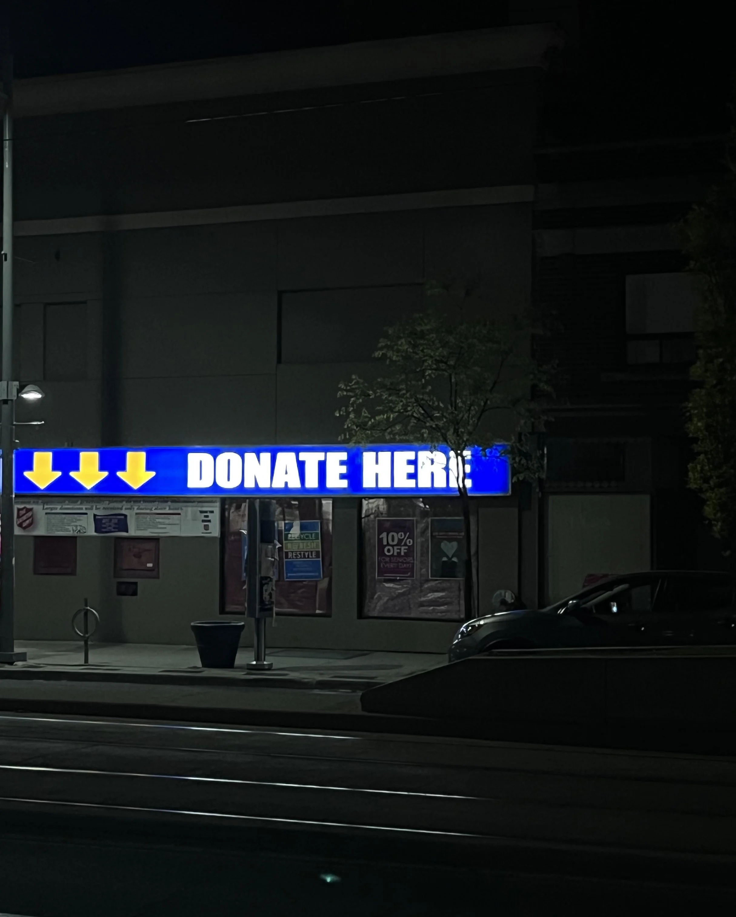 ‘DONATE HERE’ sign with arrows