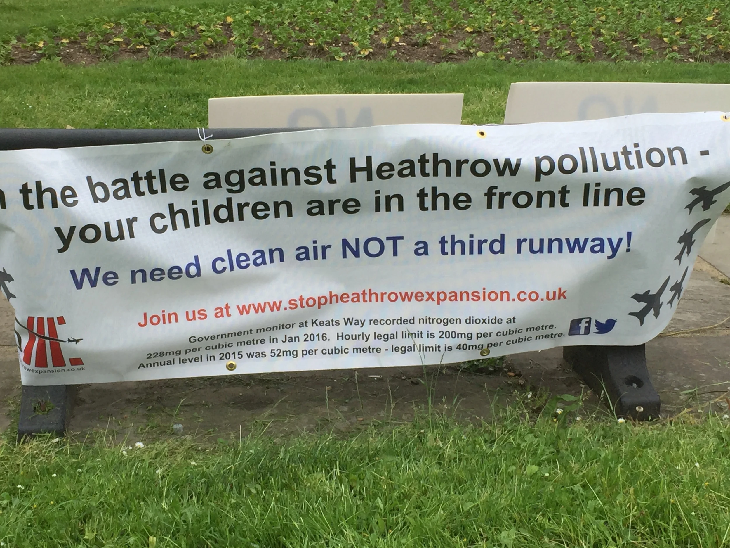 Banner points out that air quality near Cherry Lane School puts children's health at risk