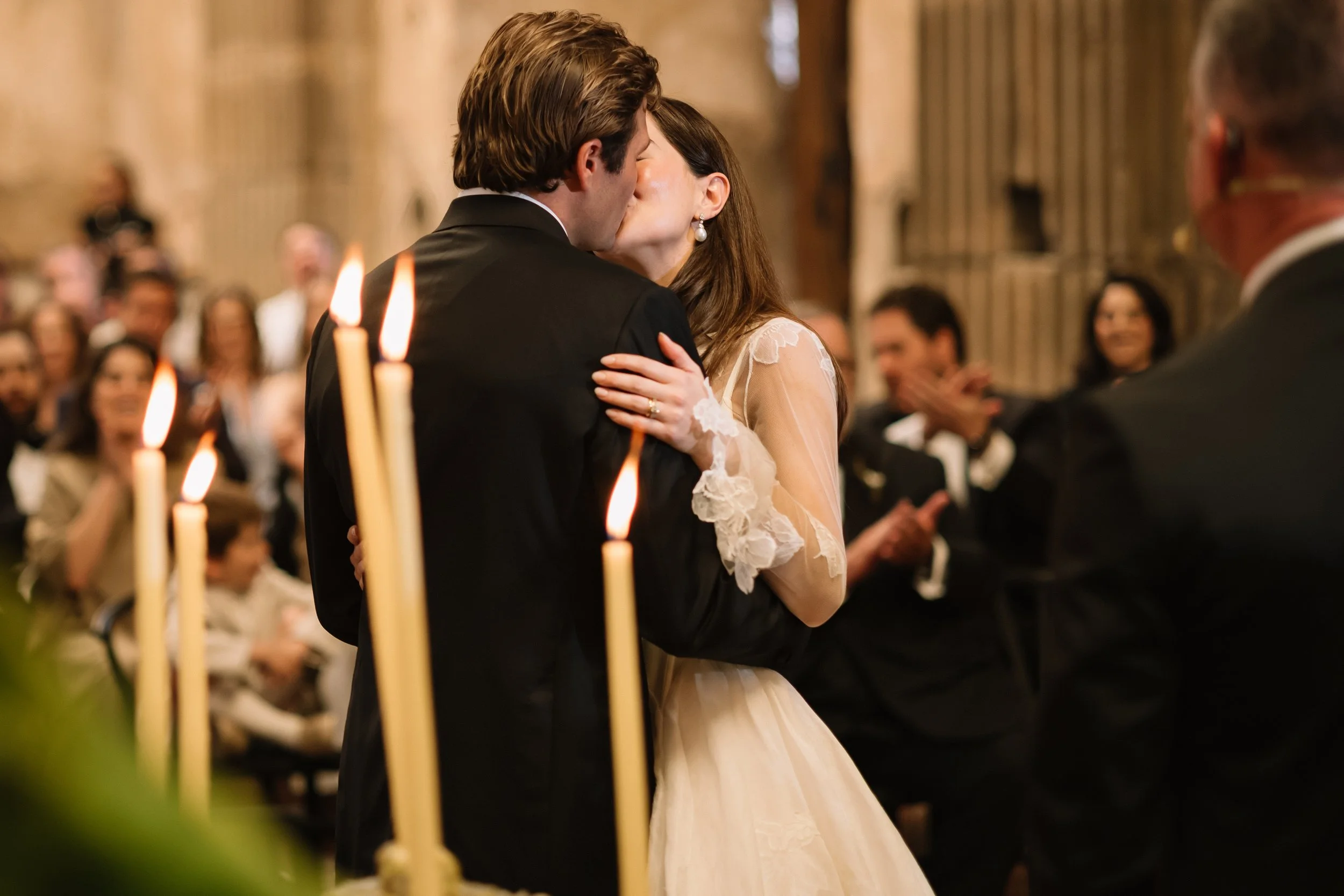First kiss at San José El Viejo wedding ceremony