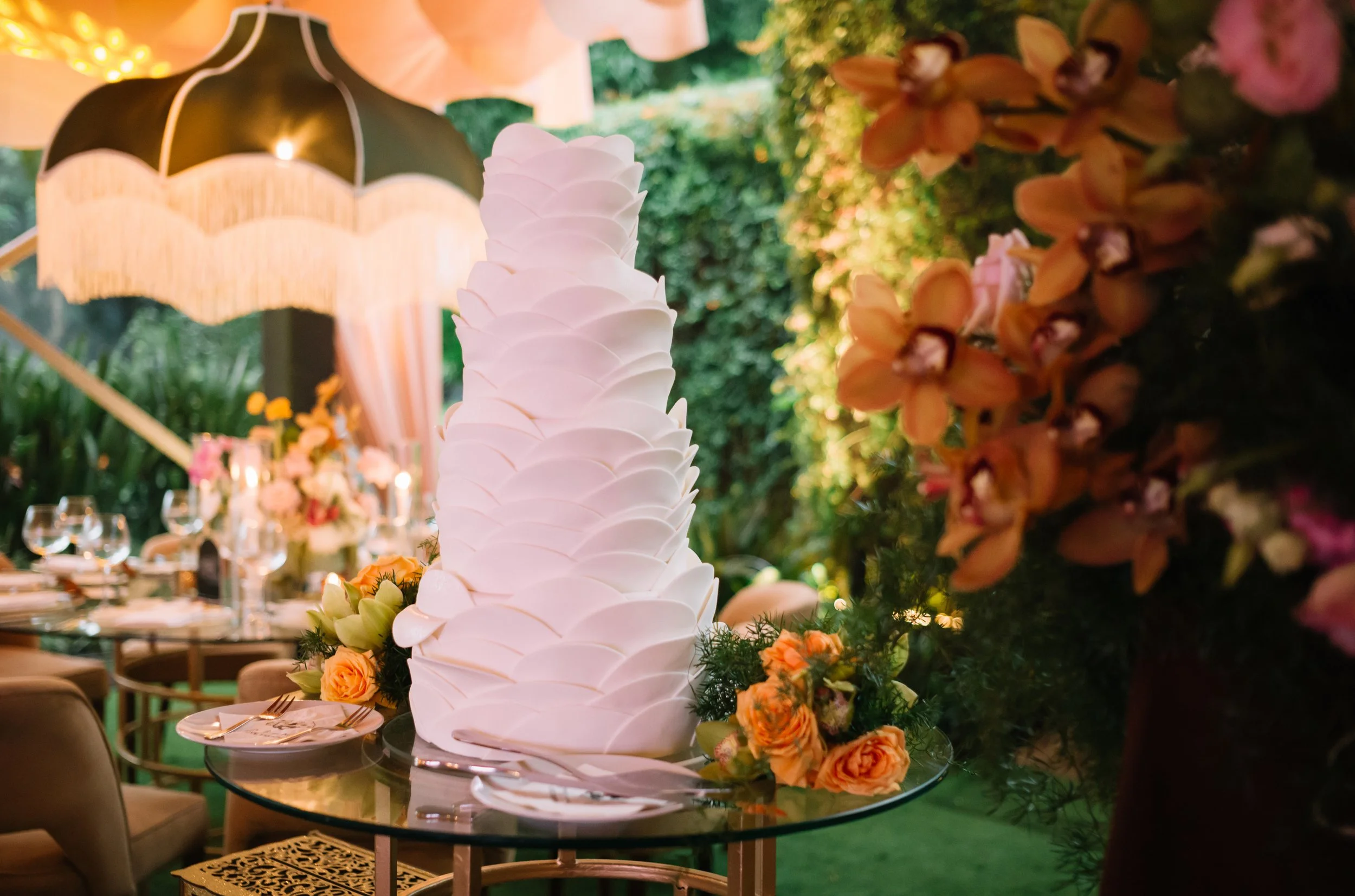 Modern white wedding cake with textured buttercream, fresh white florals, and elegant cake styling at Villa Bokeh in Antigua Guatemala.