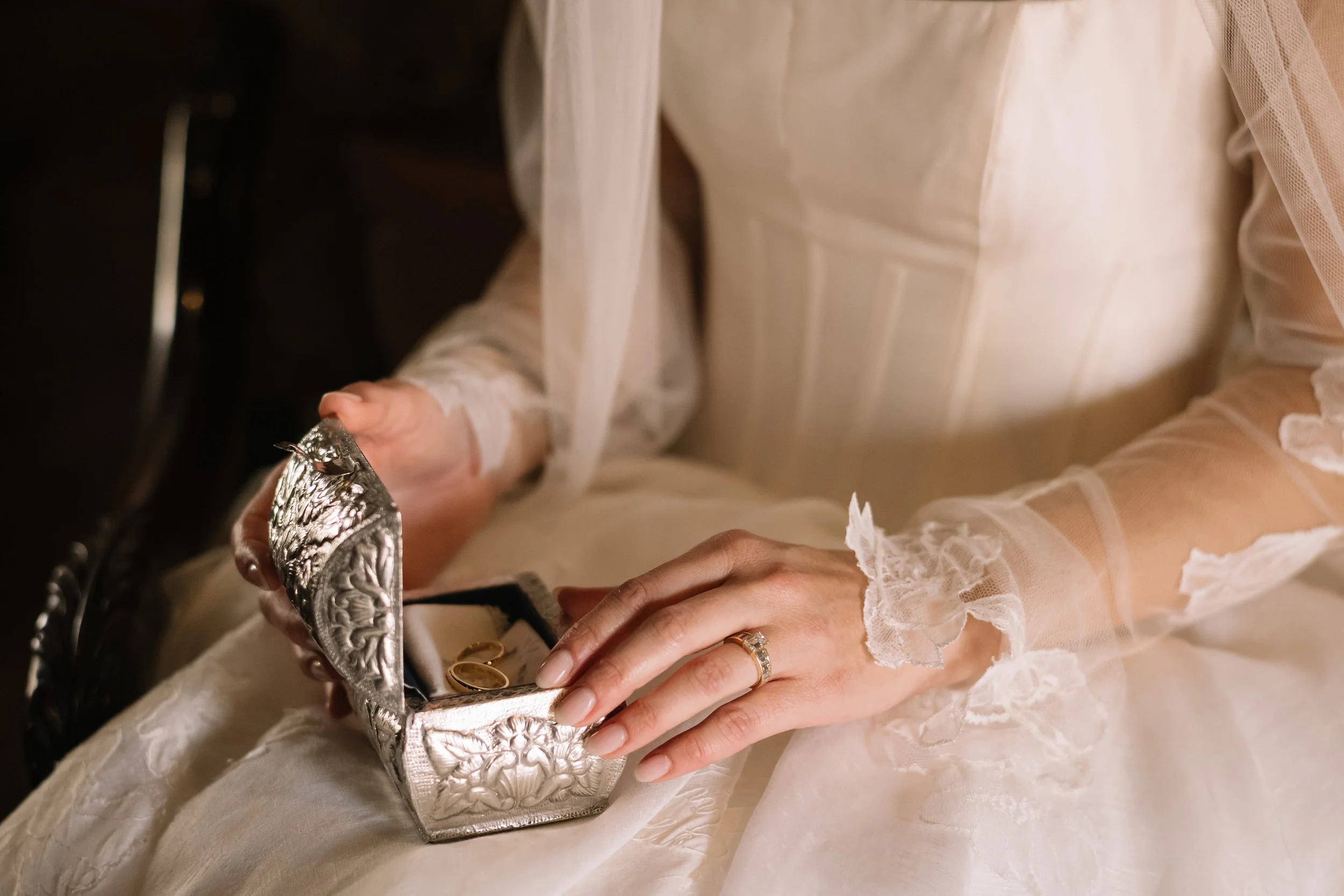 Vintage Bridal details before the ceremony at Casa Tridentino