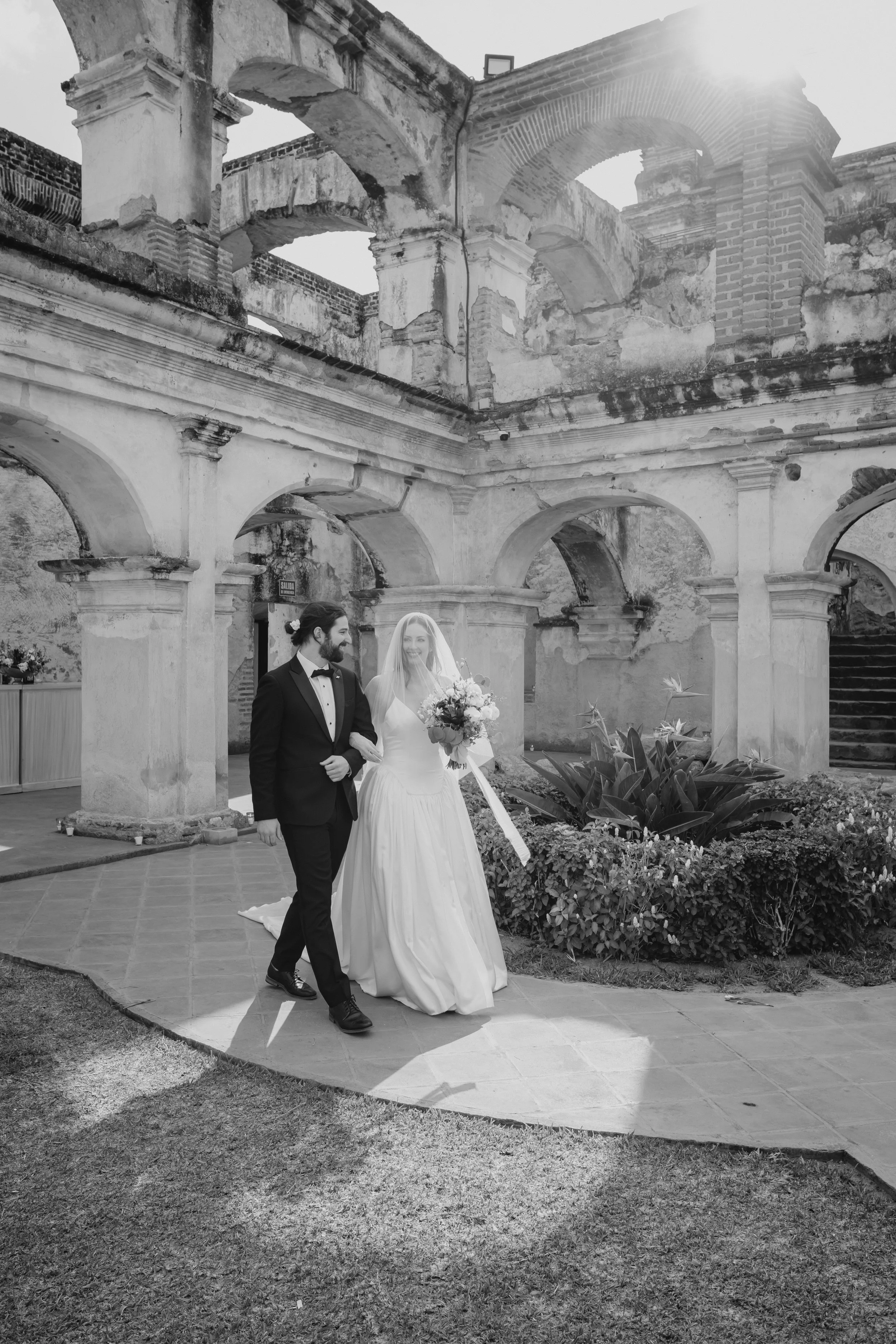 Documentary wedding photography in Santa Clara Ruins ceremony in Antigua Guatemala.