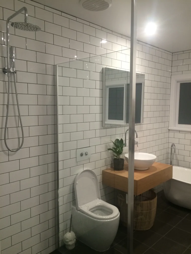 Mel bathroom 3.jpg
