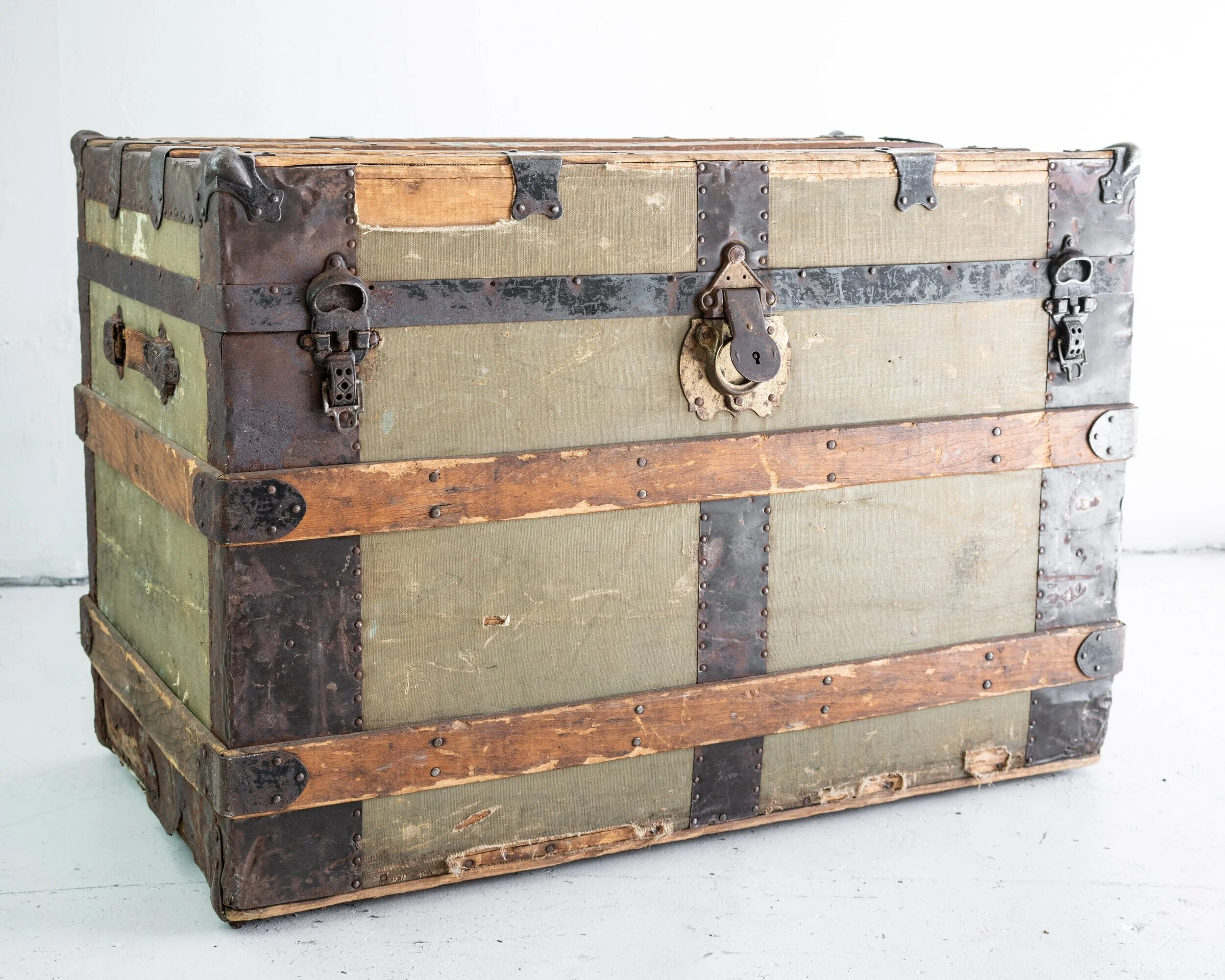 RUSTIC TRUNK TABLE II