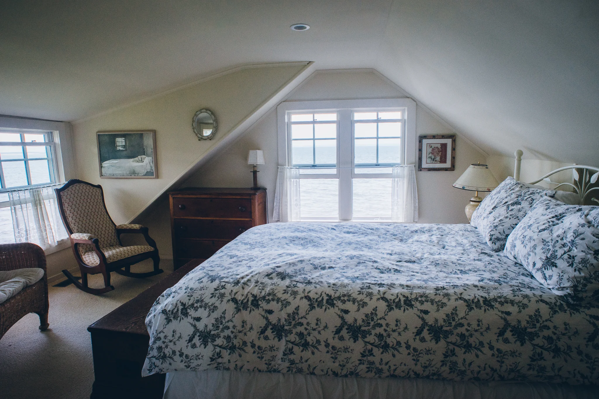 upstairs queen bedroom.jpg
