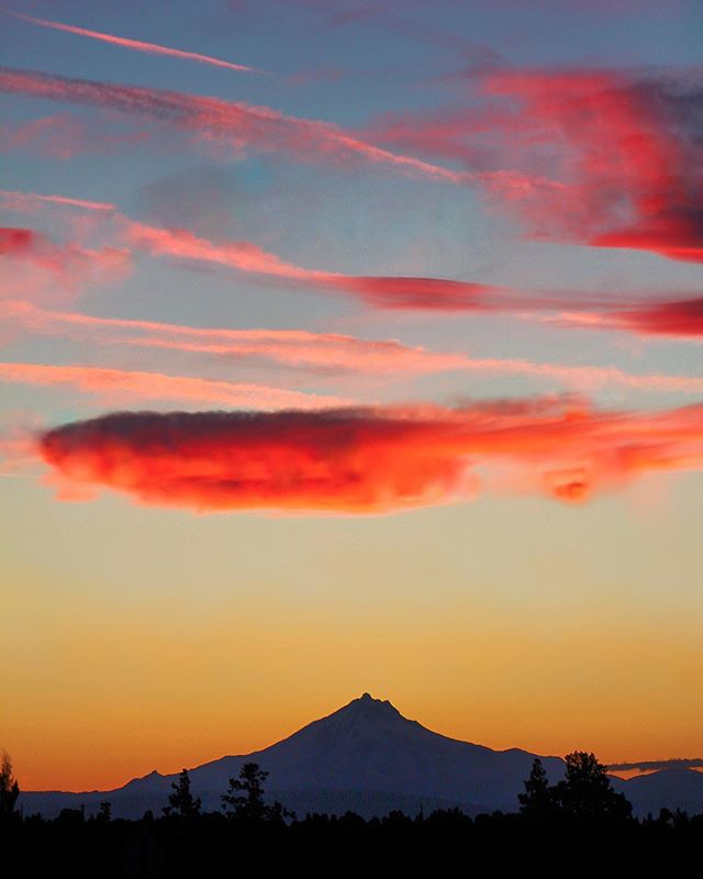 Okay, sorry in advance. Not a painting BUT it will be because I mean, come on. Last nights sunset was the perfect setting for my cousins wedding down in Oregon. Congrats @bgrip and @krbauer18 ❤️
.
.
.
#Adventure #Art #Artist #Photo #Photography #Paci