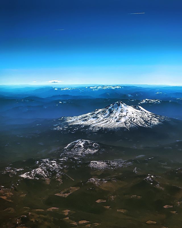 Another photography post 🤷🏼&zwj;♀️
On my way to paint the mural for @imbrandonfarris and The Dooderverse 🙌🏻 Best flight ever with all of these amazing views!
.
.
.
#Adventure #Art #Artist #Photo #Photography #PacificCoast #PNW #PacificNorthwest #