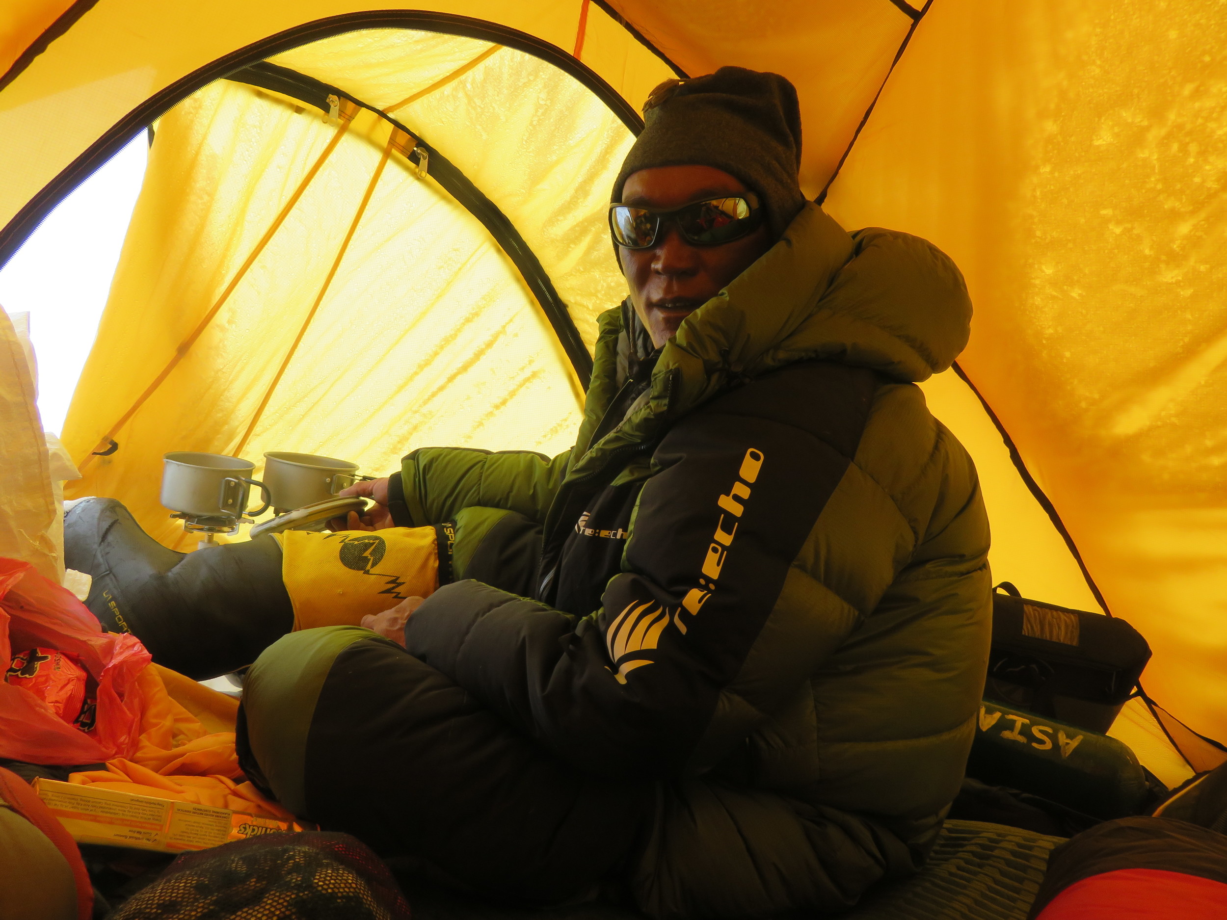 Pa Rita Sherpa's turn at the stoves