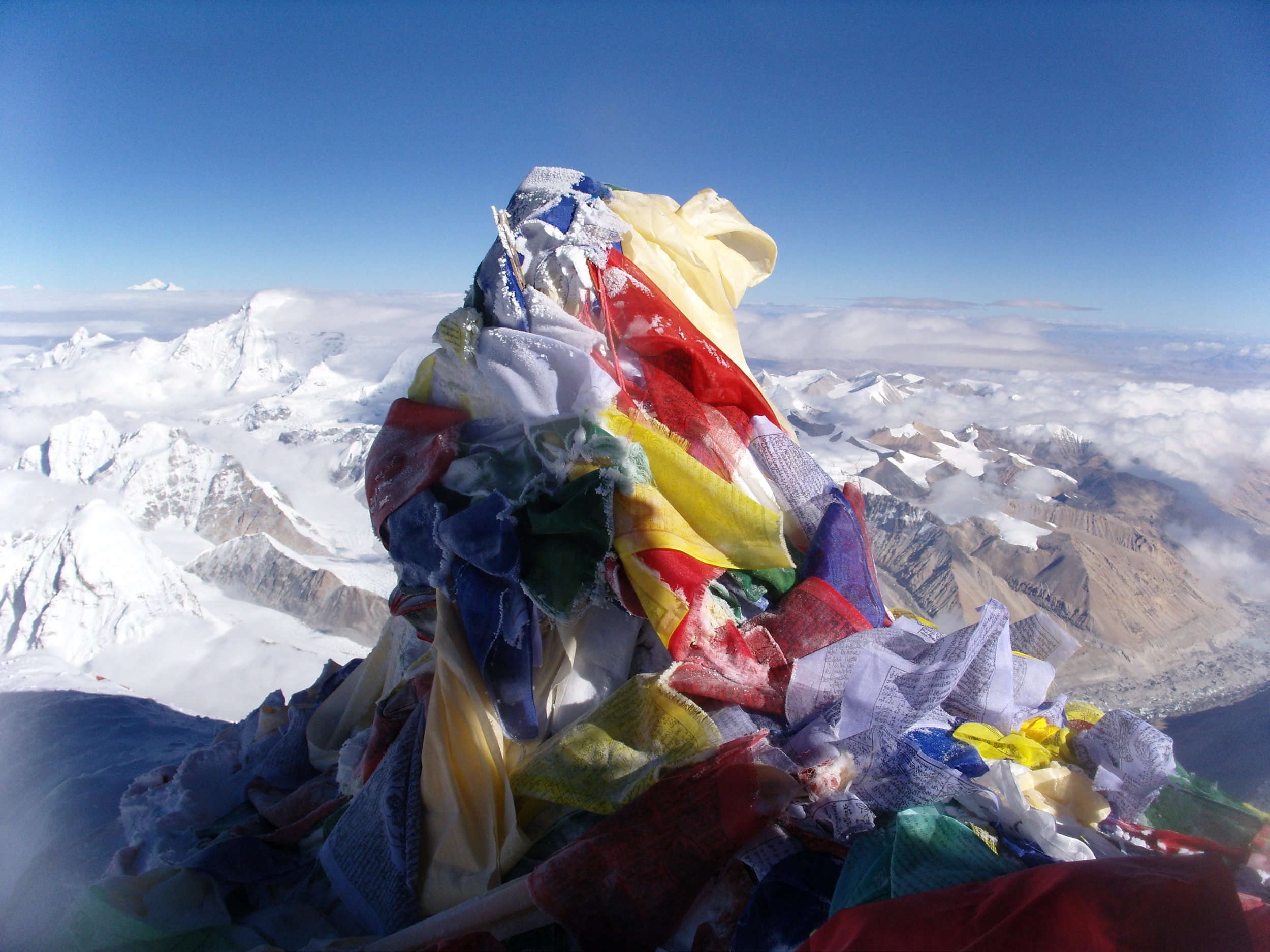 La cima del Everest, con sus banderas con oraciones Budistas