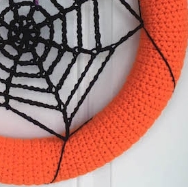 This week I am taking a break from cozy fall wearables to bring you this adorable, fast and simple Halloween decoration! This crocheted spider web wreath will work up in no time to add to your door before the trick-or-treaters arrive. Keep reading for the free crochet pattern :)