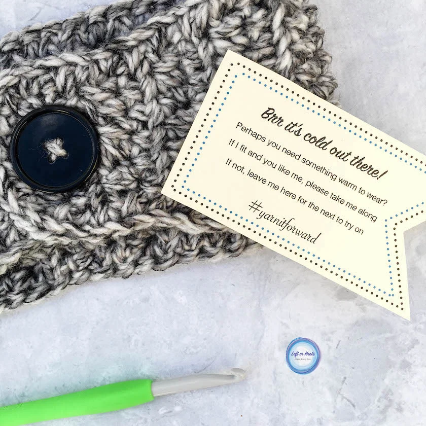 Use this beginner-friendly crochet pattern to make a quick bulky ear warmer! Plus get free printable PDF tags and join me in spreading some yarn love around your community this winter :) Read more for the free pattern and printable!