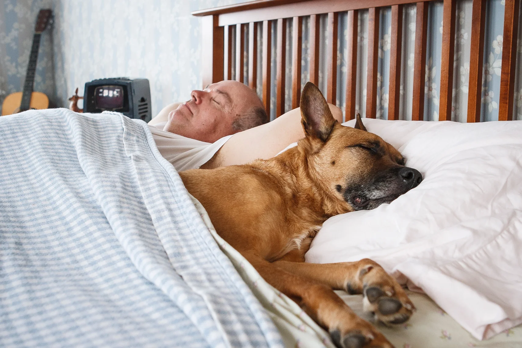 Duke-and-Ray-in-Bed-4233-apf.jpg