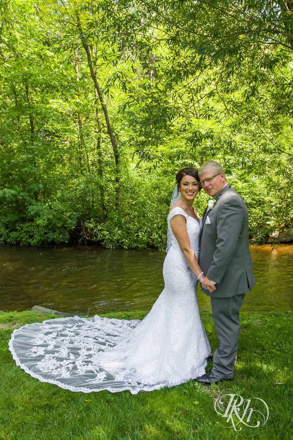 Chelsey and Erik - Minnesota Wedding Photogrpahy - Creekside Farm - RKH Images - Blog (46 of 88).jpg