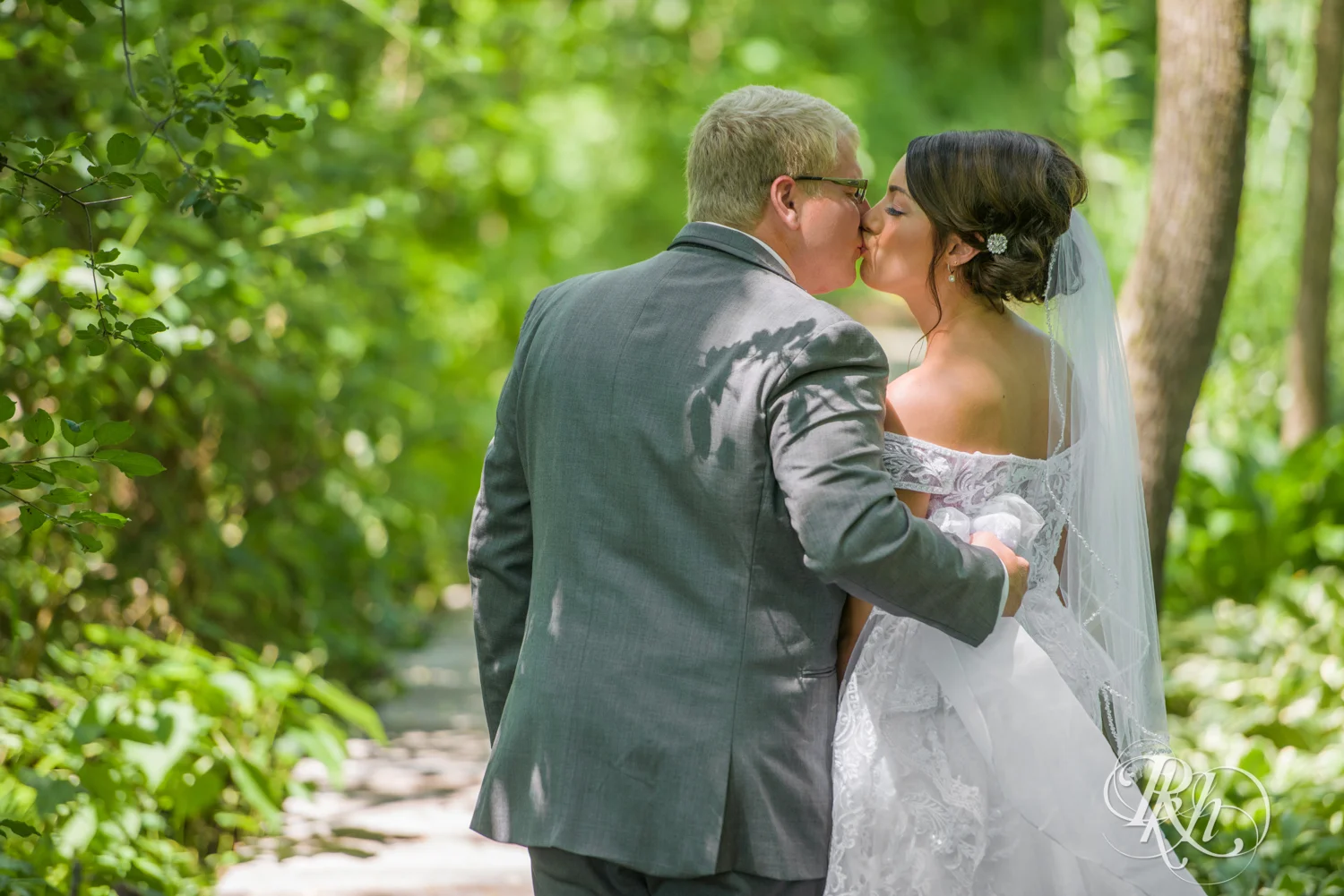 Chelsey and Erik - Minnesota Wedding Photogrpahy - Creekside Farm - RKH Images - Blog (51 of 88).jpg