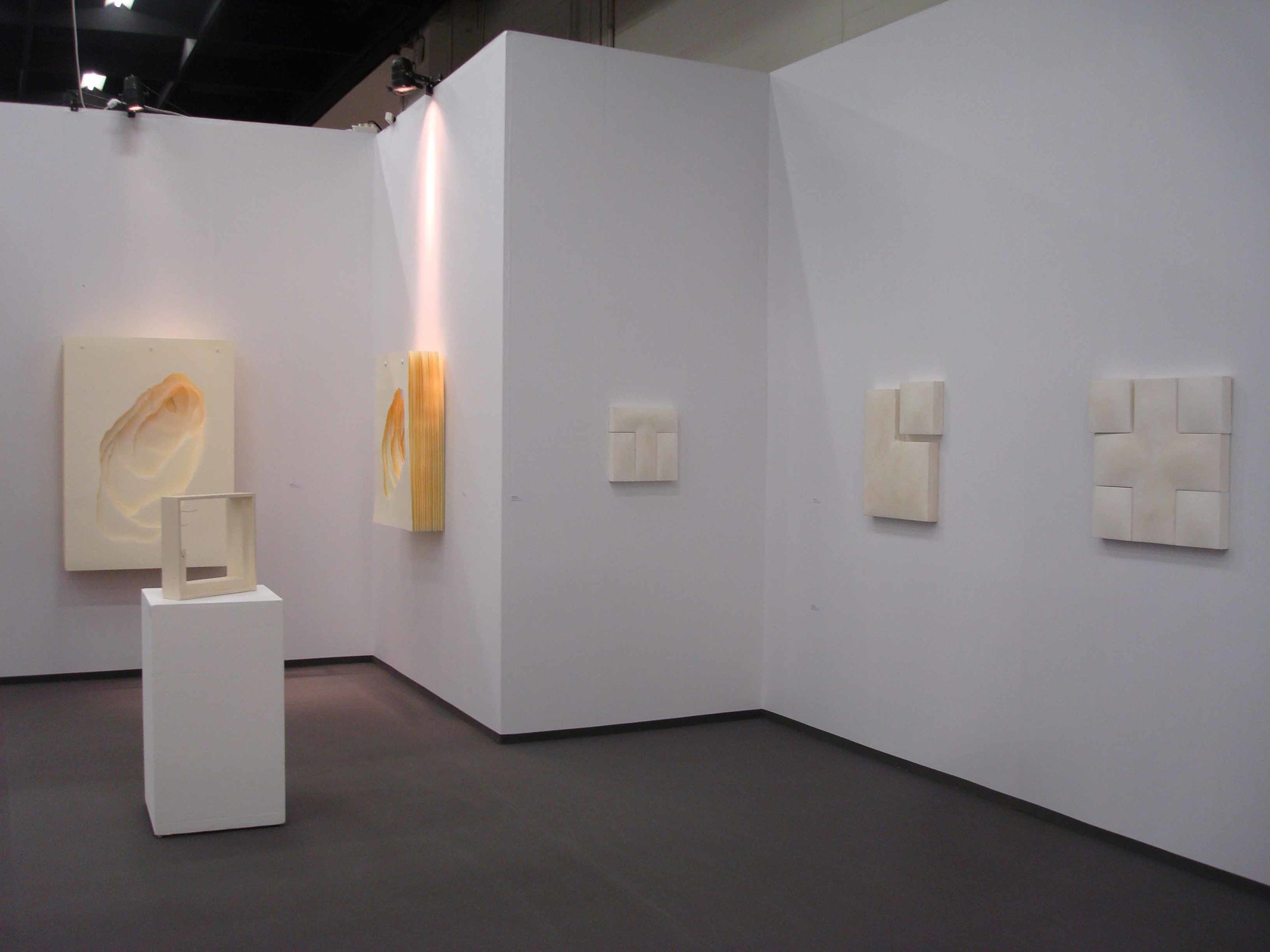 Stand White meditation room di Galleria Grossetti ad Art Cologne 2011_a sx Angela Glajcar e a dx Mats Bergquist .jpg