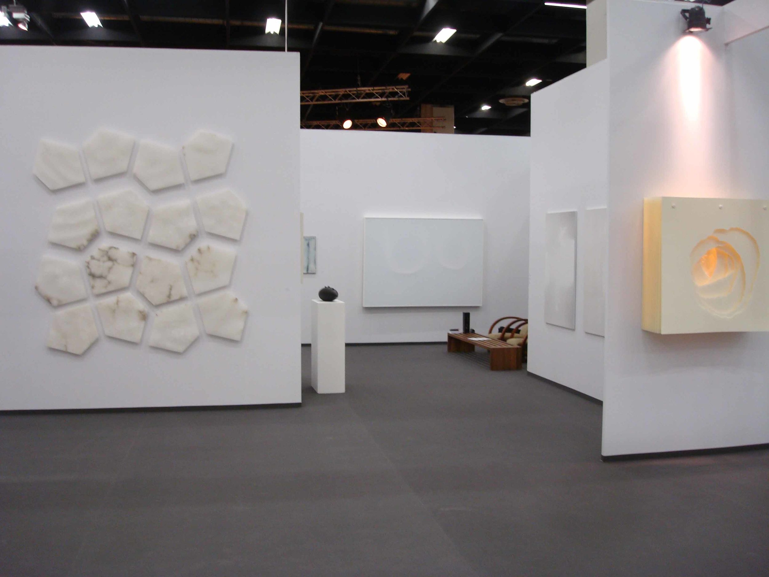 Stand White meditation room di Galleria Grossetti ad Art Cologne 2011_a sx Enzo Castagno a dx Angela Glajcar.jpg