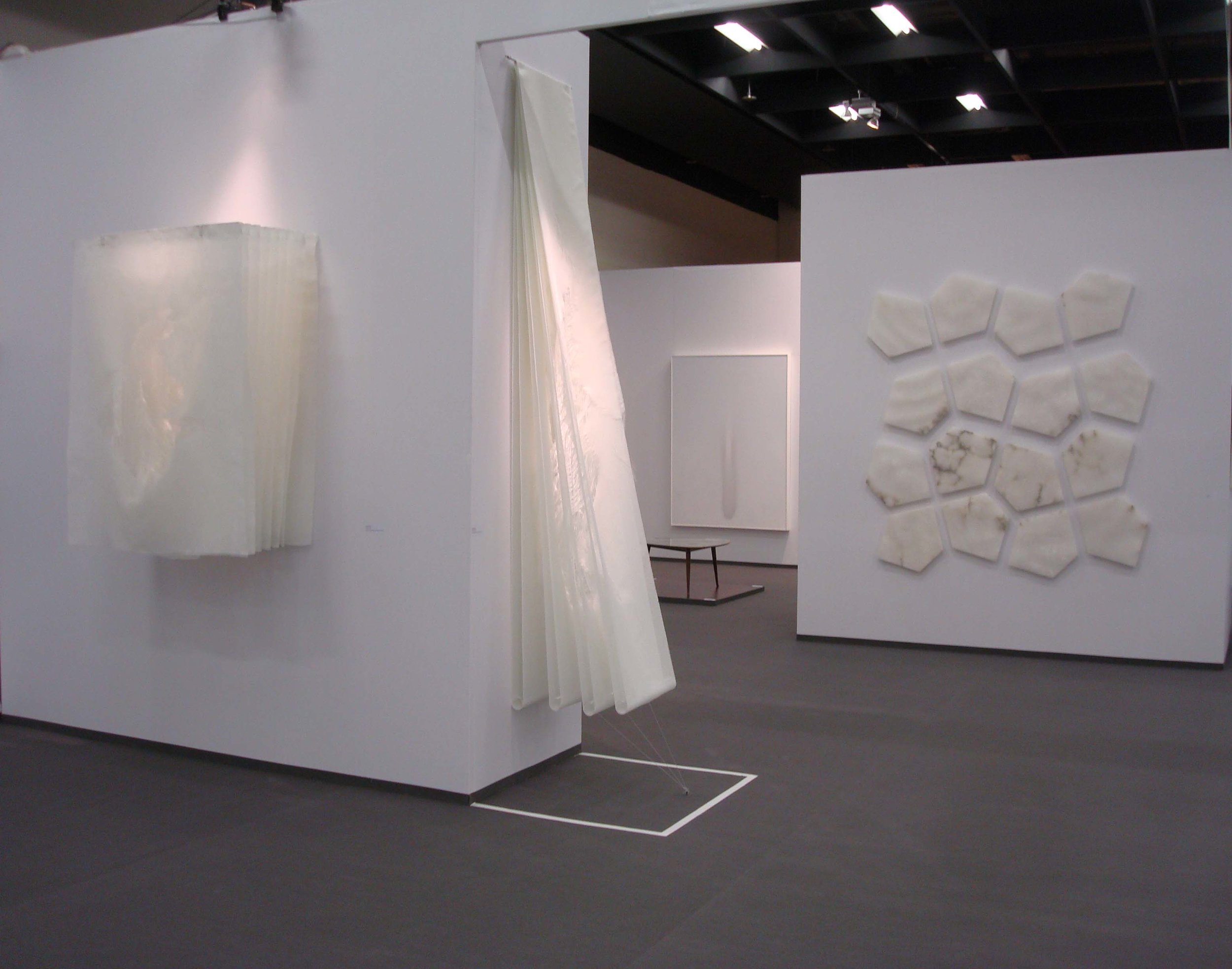 Stand White meditation room di Galleria Grossetti ad Art Cologne 2011_sulla parete di sx Angela Glajcar.jpg