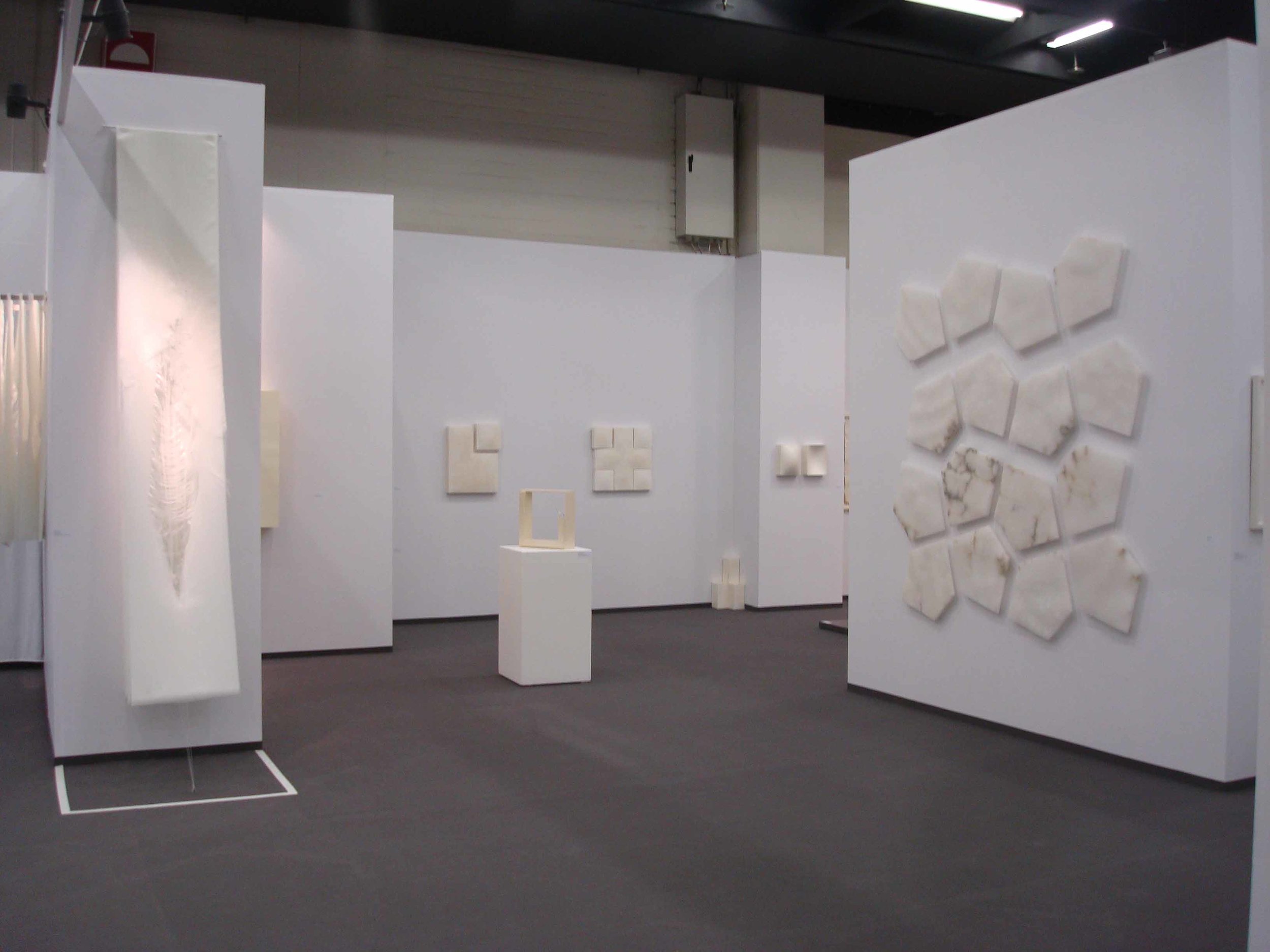 Stand Whitemeditation room di Galleria GrossettiCologne 2011_a sx Angela Glajcar parete centro Mats a dx Castagno.jpg