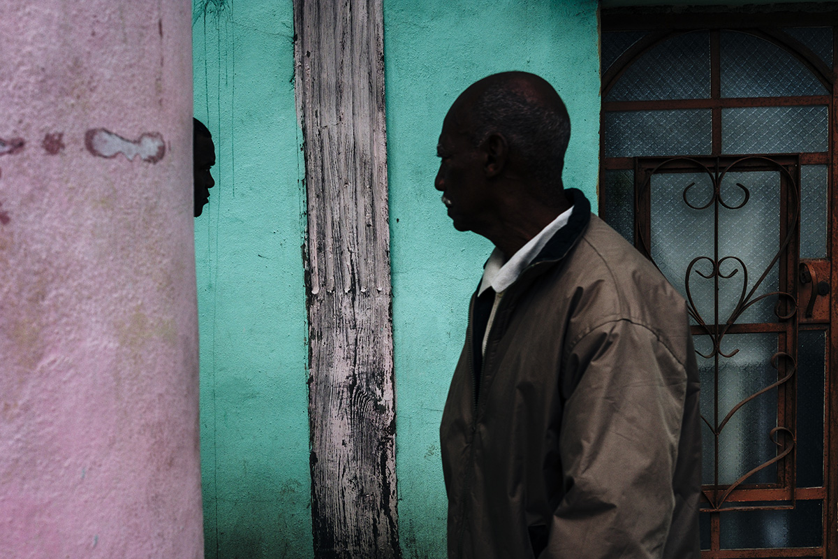  Two men face each other in Havana Vieja. 