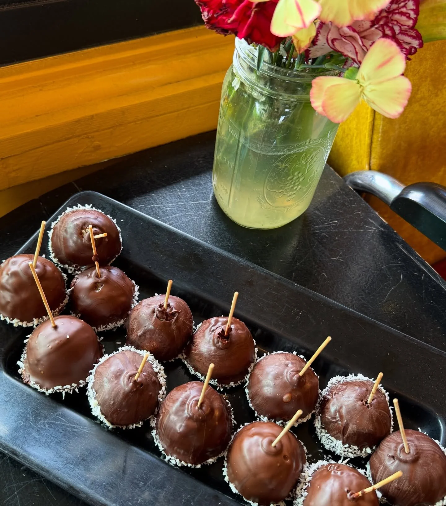 Almond Joy Cake-pops! Yum.😋🍫☕️