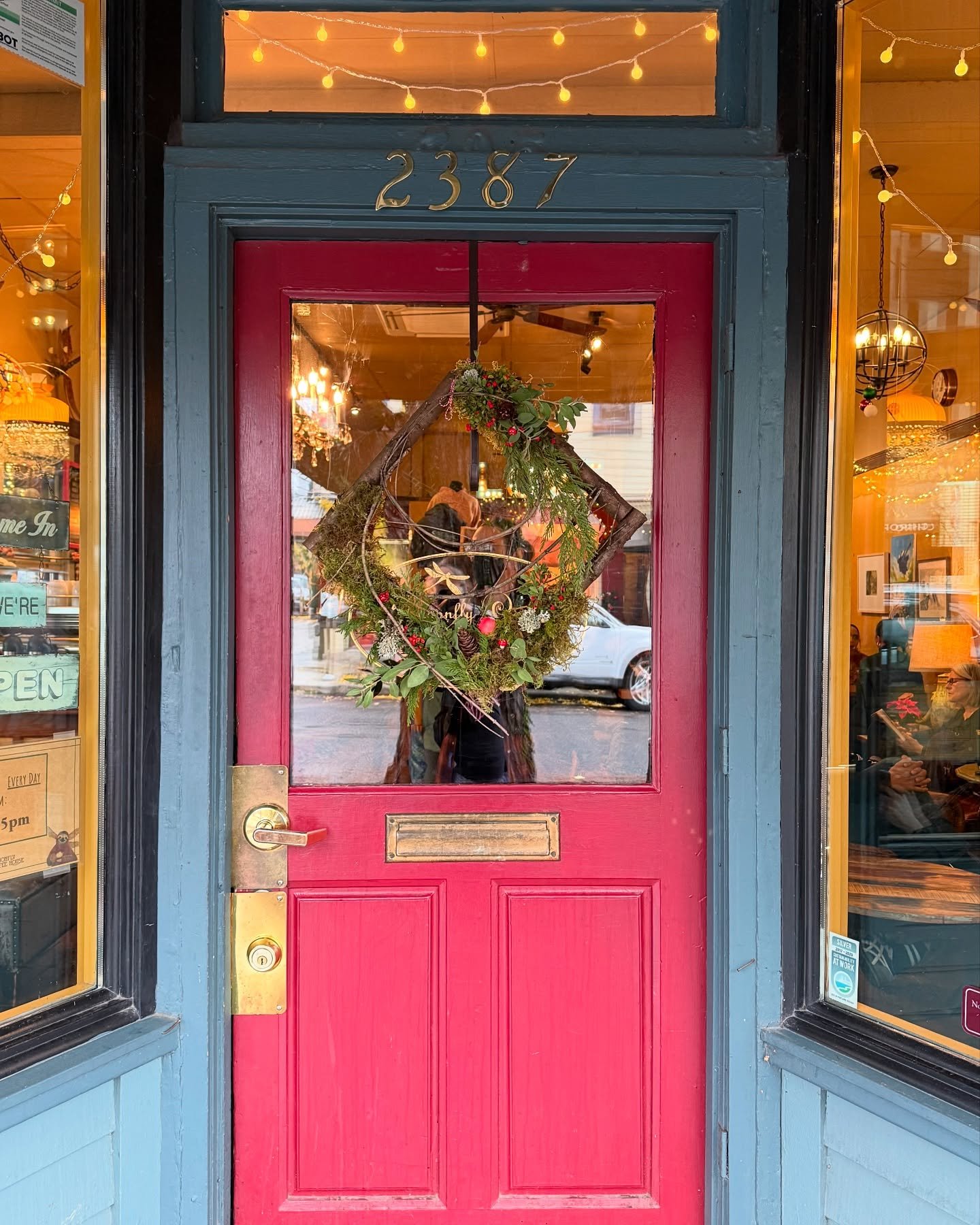 As we enter the busiest shopping weekend of the year consider shopping small! Come visit our little corner of @portland for all your holiday shopping needs! 🛍️
@dragonflycoffeehouse for a treat to power your shopping☕️
@rootsandcrownspdx next door f