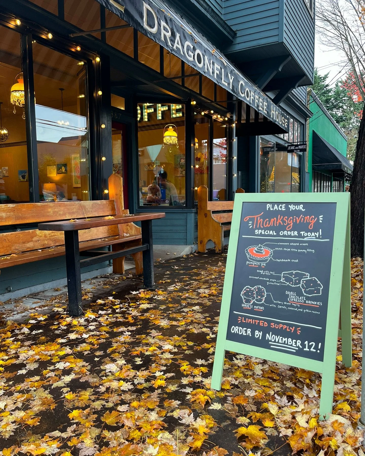 Only 6 more days to bring some Dragonfly love to your table on Thanksgiving! 🦃🍽️🥧🧺