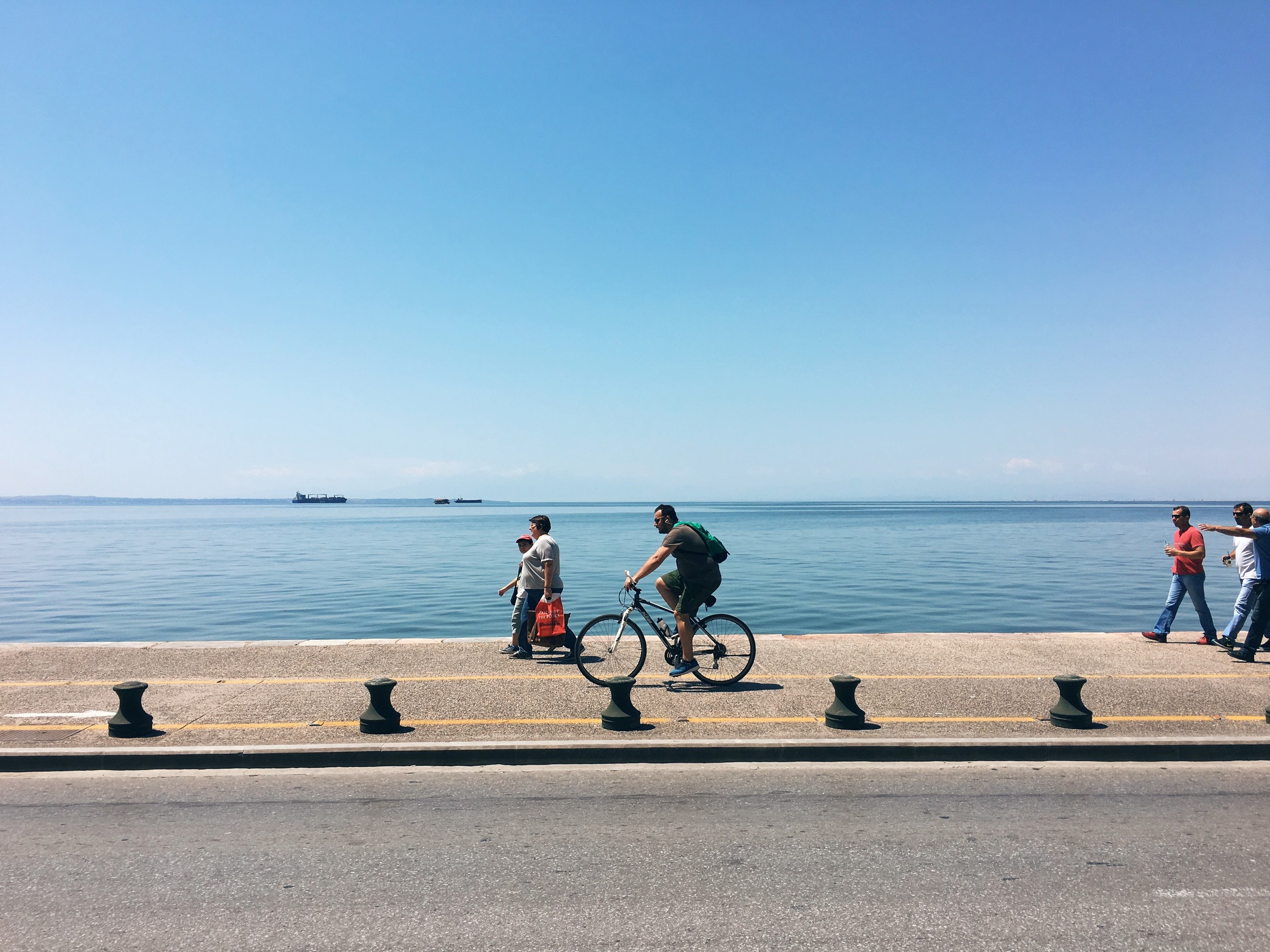 Pedestrians and bikers by the waterfront on Nikis avenue