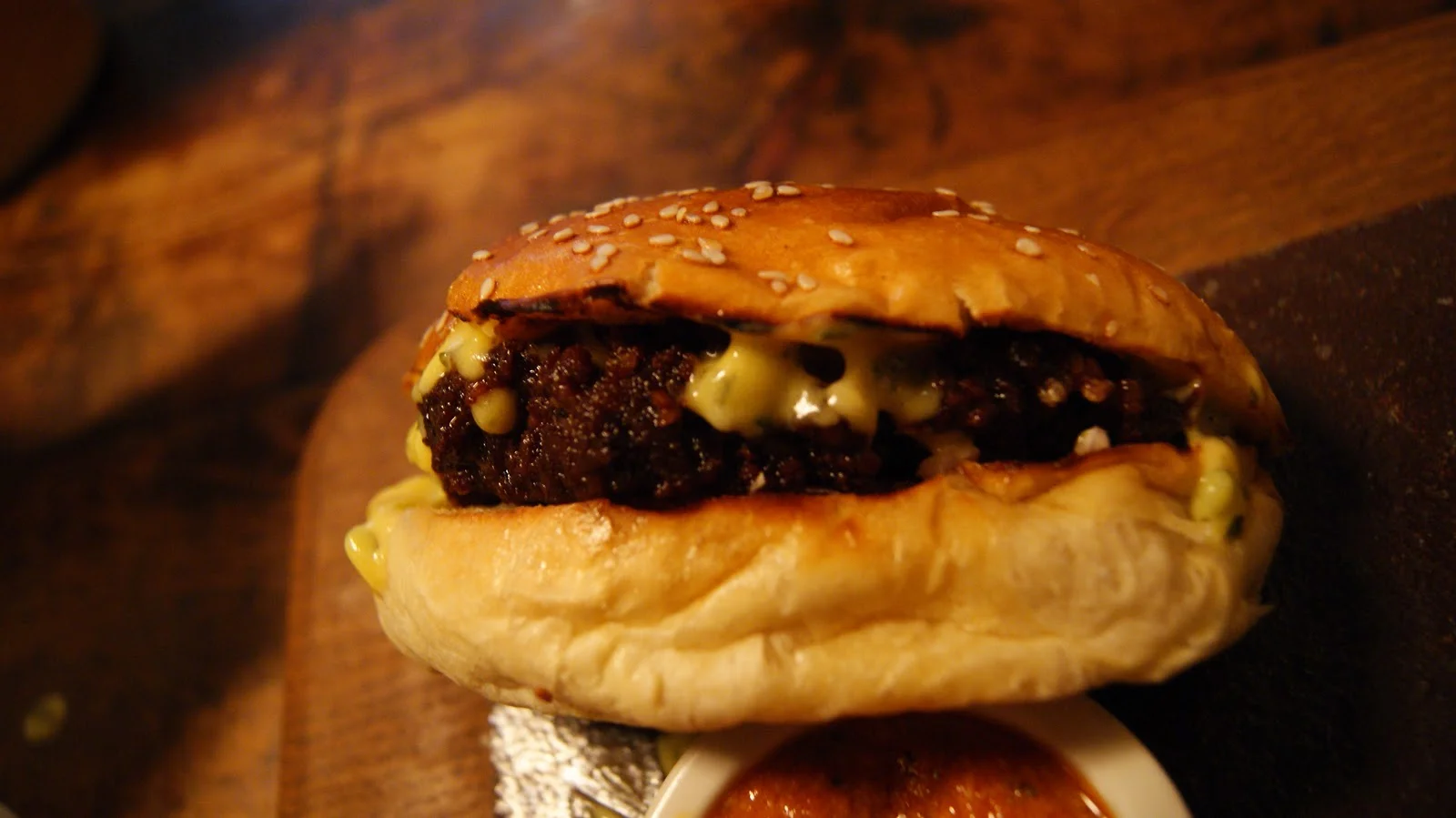 Deep-fried burger (cooked rare or well done) with bearnaise sauce