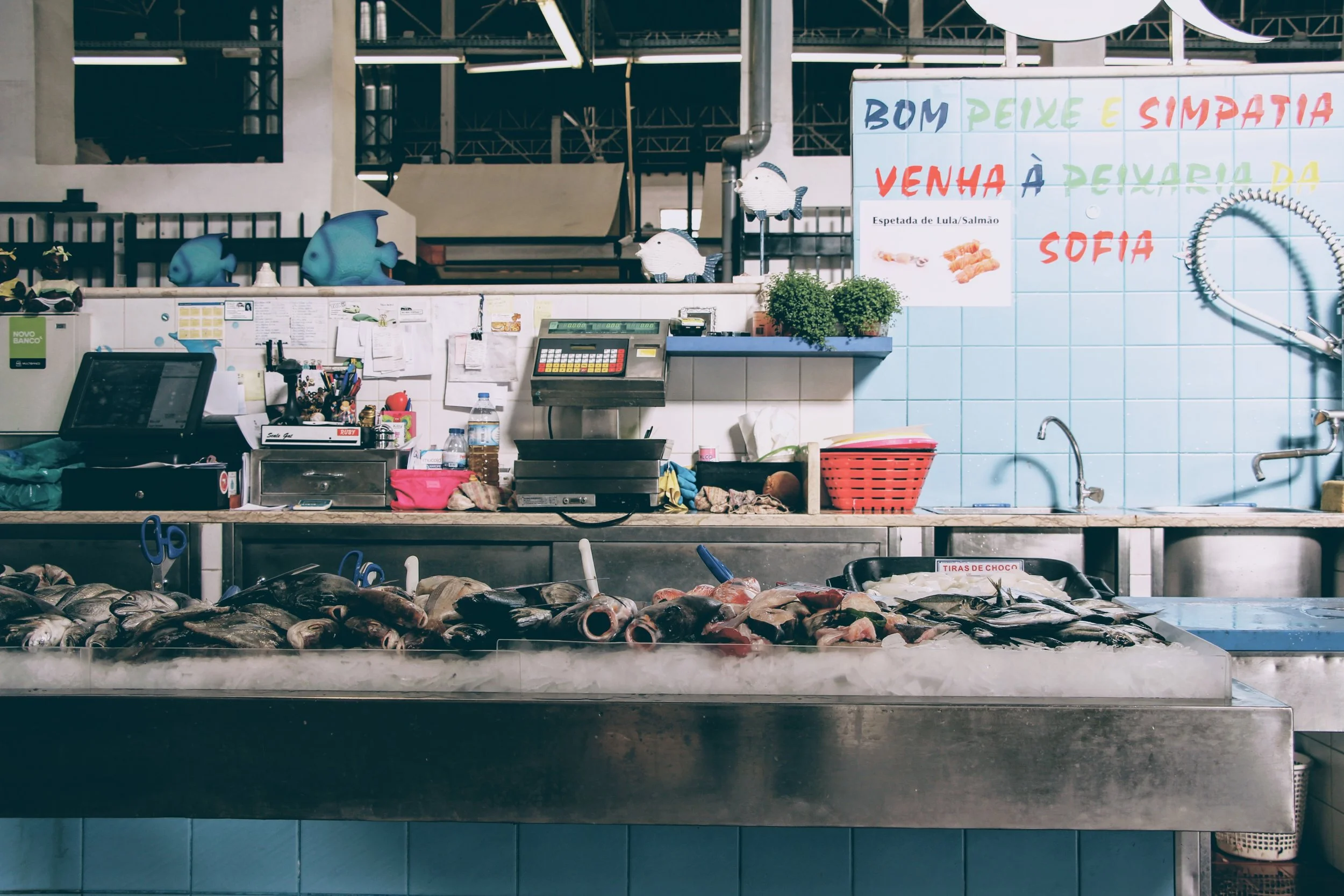 Fishmonger at Campo de Ourique market