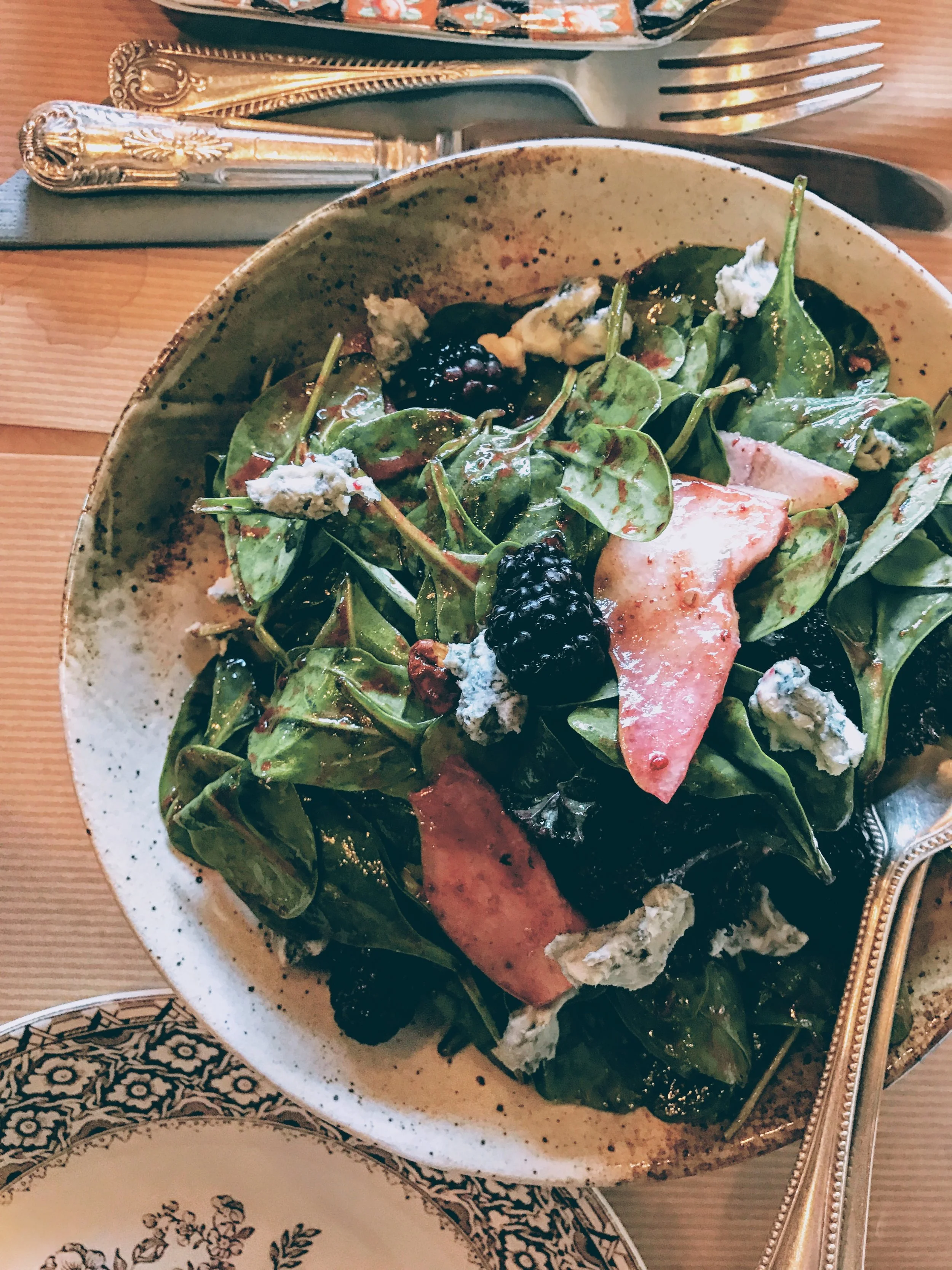 Spinach salad with blackberries, pear and gorgonzola