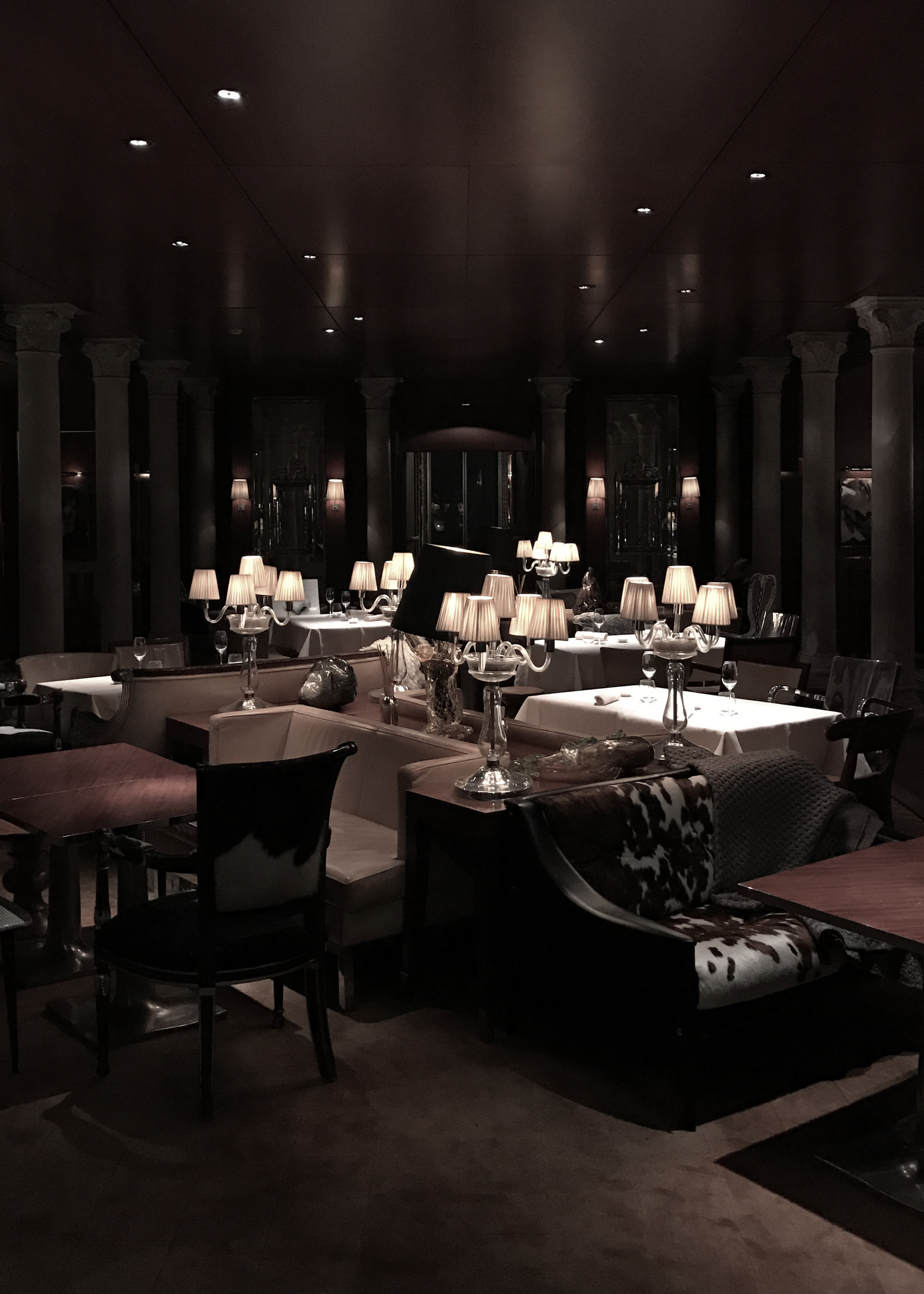 PG’s Bar and Restaurant, located on the ground floor of the five-star PalazzinaG hotel , features mahogany wood, mirrors and windows encircling an elliptical frame composed of nineteenth-century columns around the dining hall. PG's also offers an excellent breakfast - don't miss it!