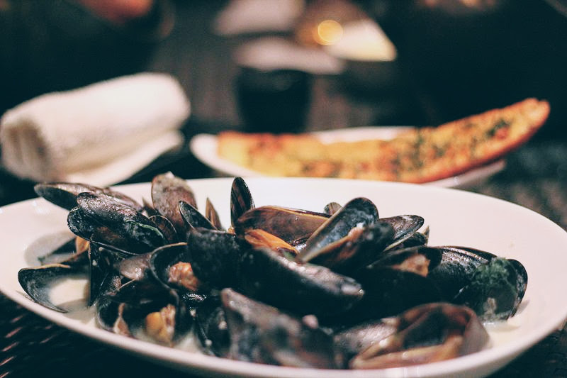 Enjoy the freshest seafood at The Beach Restaurant / Source: Wikimedia Commons