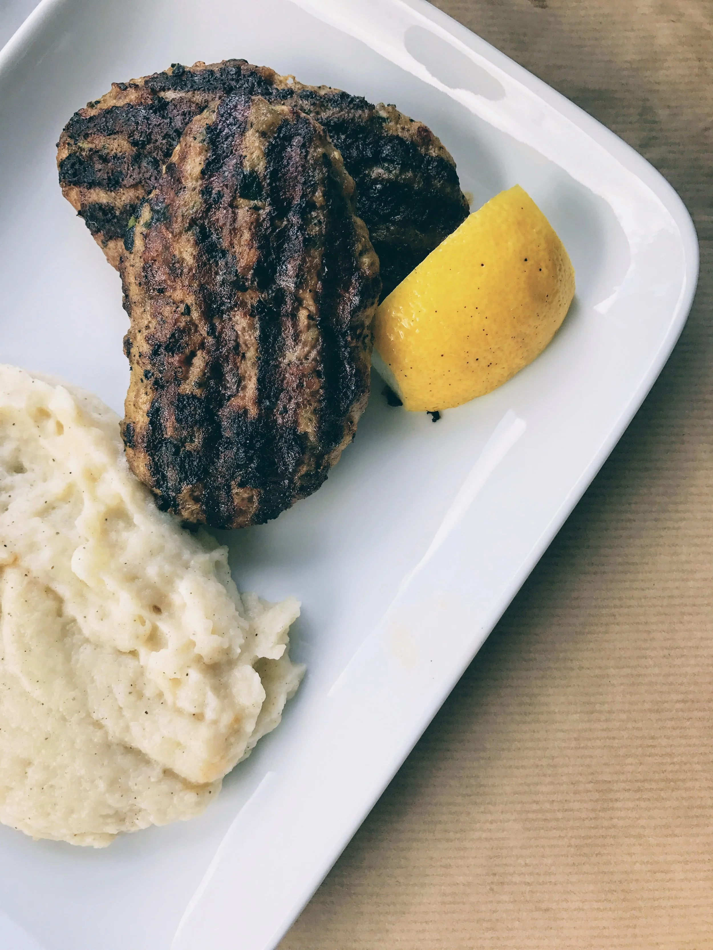 Grilled beef patties with potato pureé
