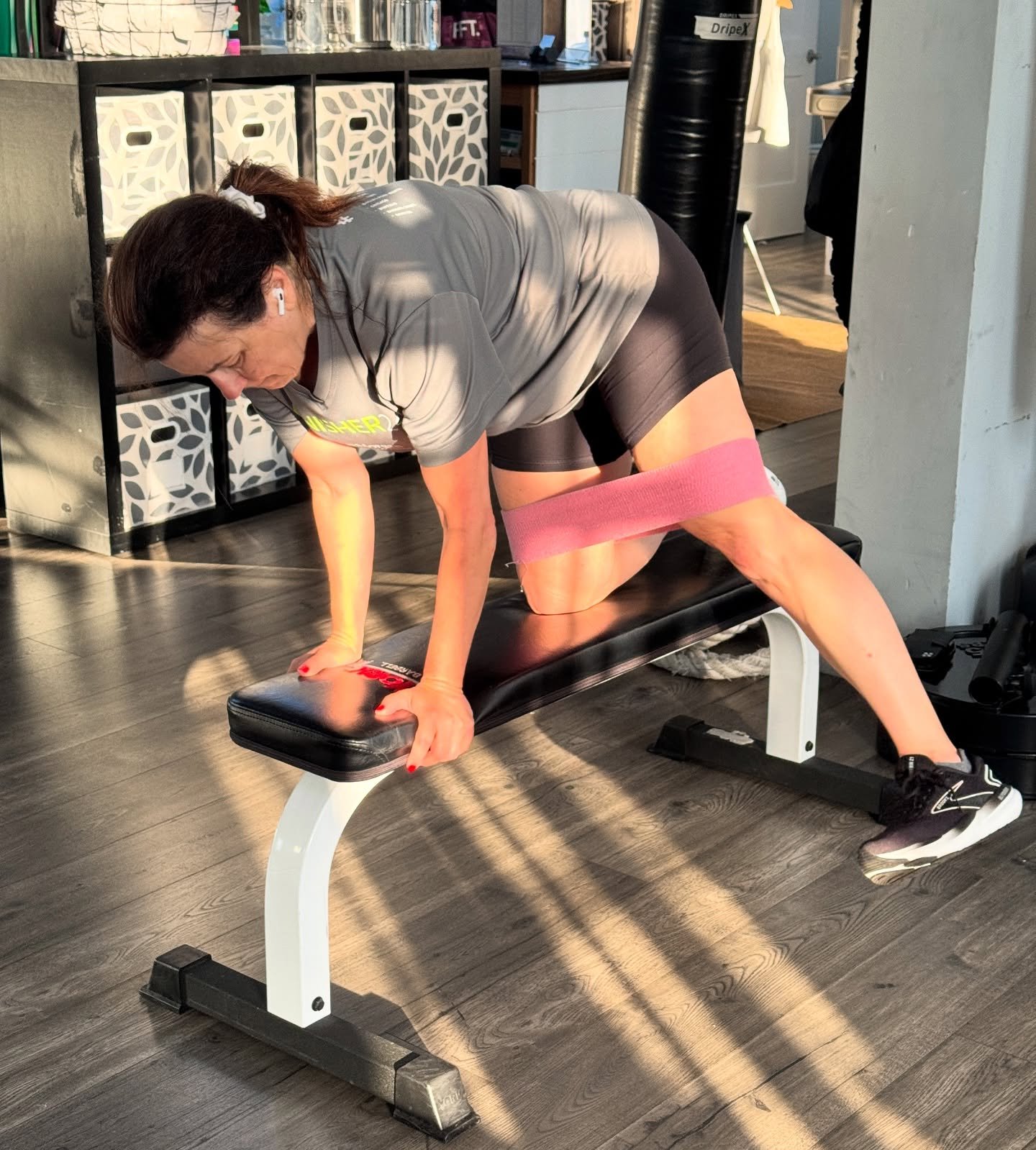 Strong glutes stabilize the hips and knees lowering injury risk during squats, lunges, and everyday tasks! 

#glutes #workout #personaltraining #smallgrouptraining #legs #strengthtraining