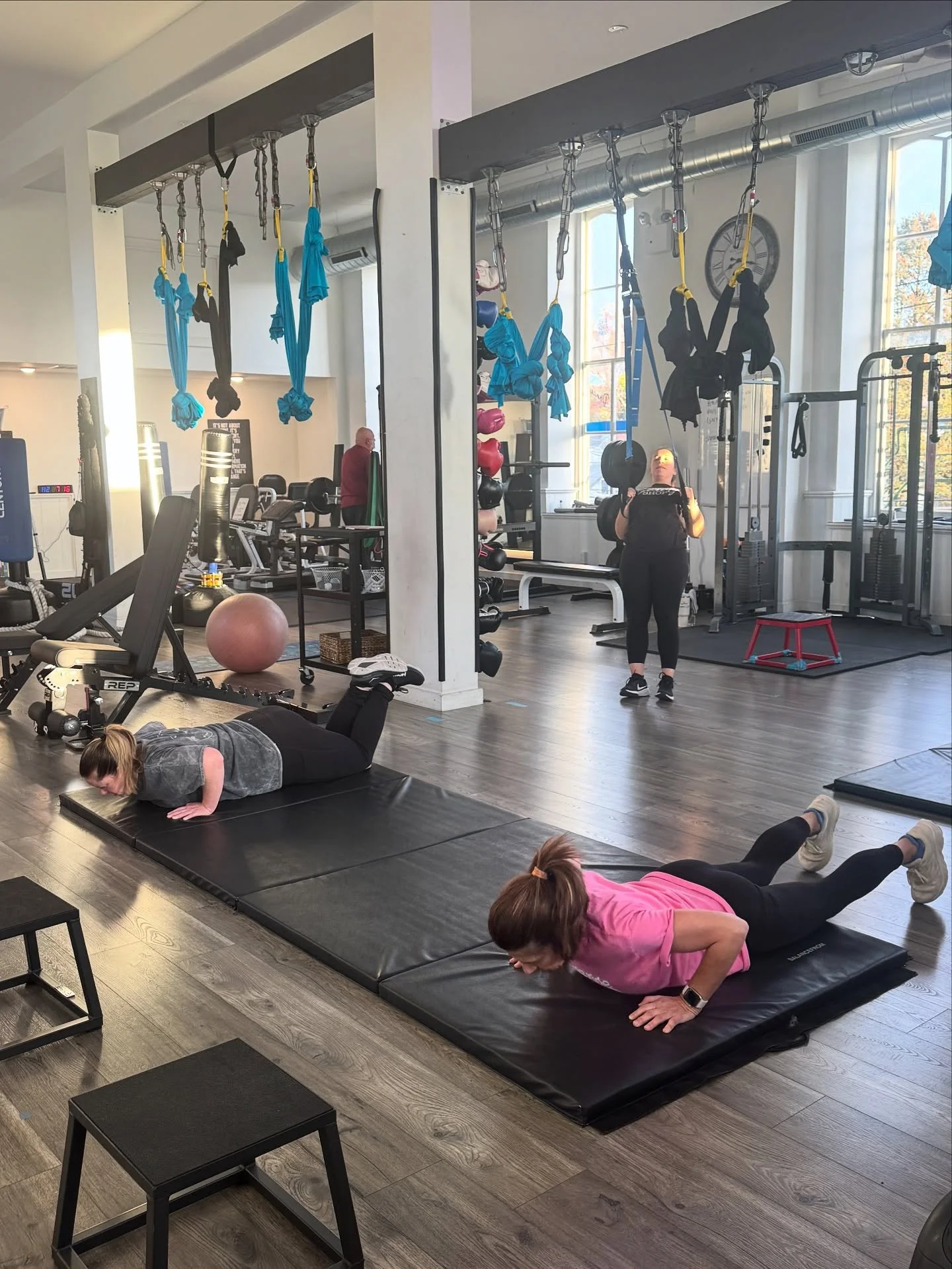 The 7am express has been such a vibe with the sunrise ☀️ Come bang out a 45 min workout before you start your day 😍 

#lift #workout #buckscouty #personaltraining