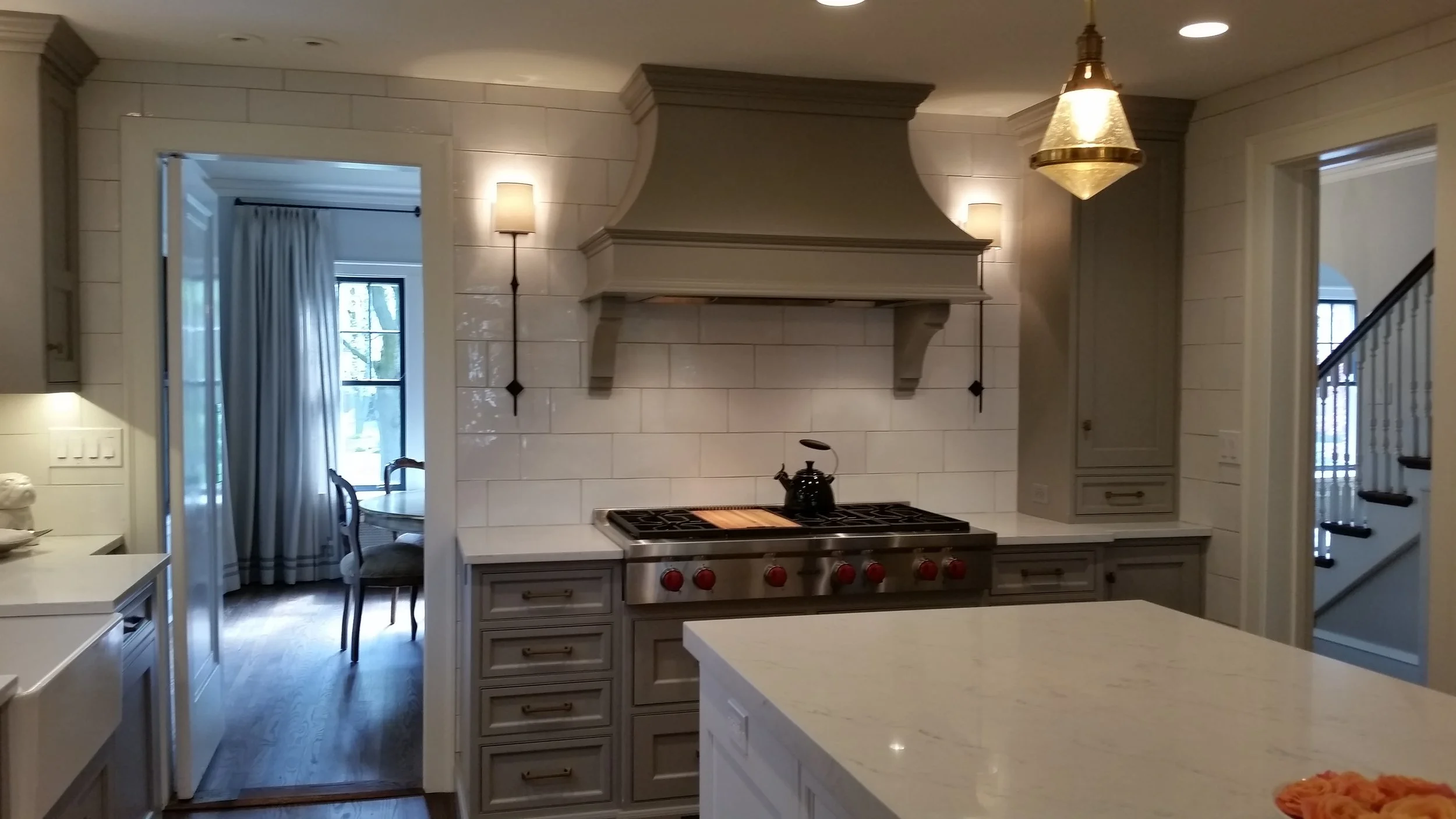 The perfect working triangle .. sink, cooktop, refrigerator to the right.