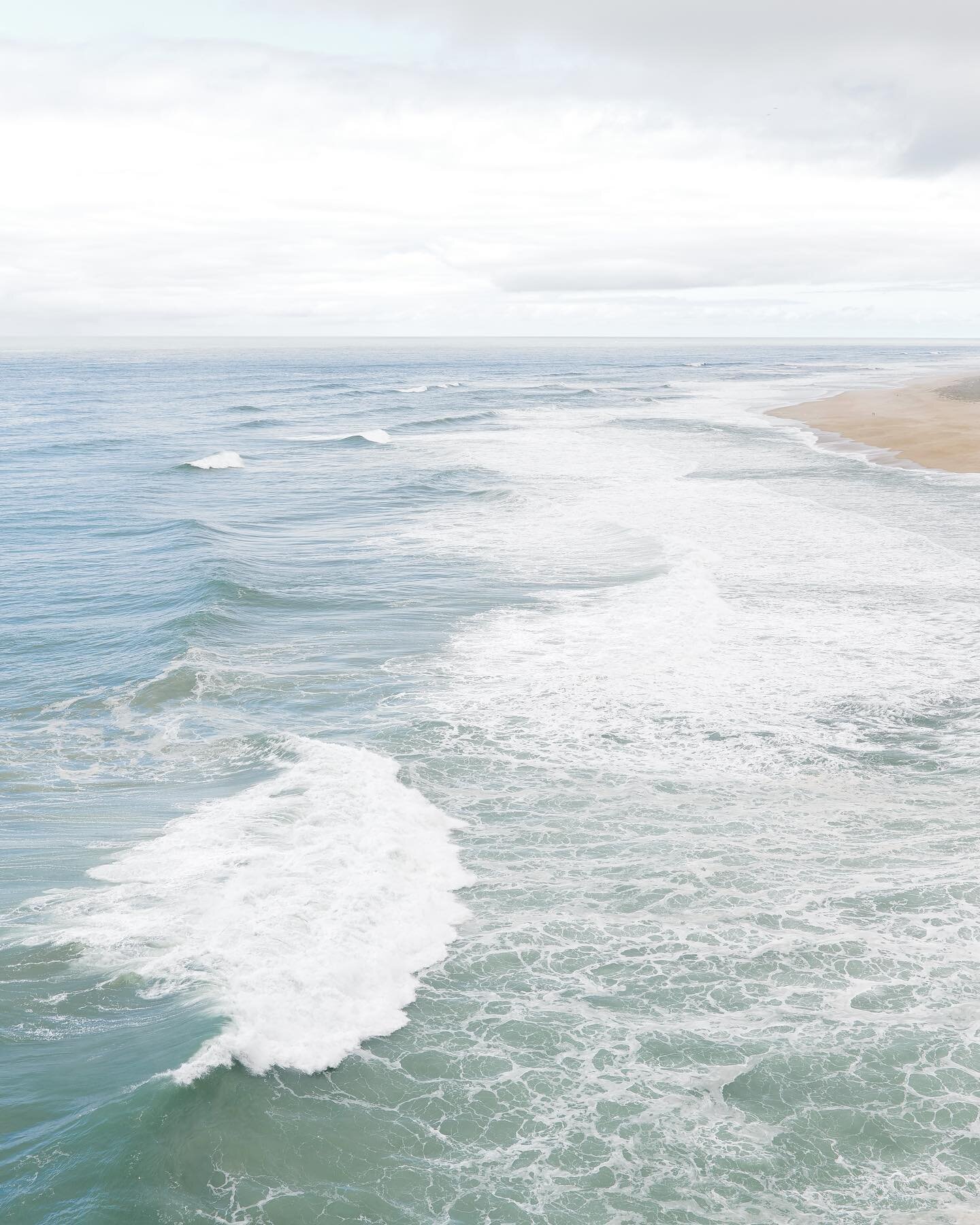 the waves at nazar&eacute; portugal 

#leicaswitzerland #leicasociety #leica_photos #leicasl2s #nazareportugal #visitportugal #womenphotographers #womenwhotravel #finding_wonder