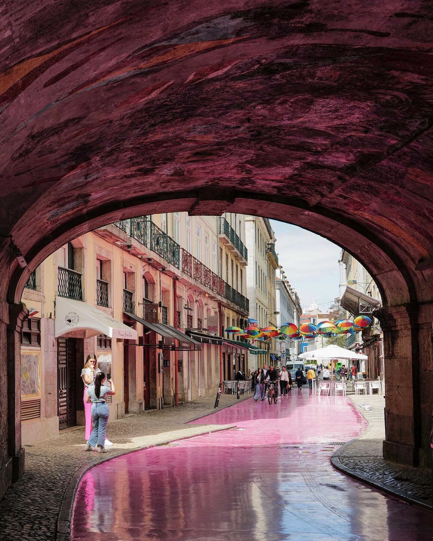 more pink street.. 💓

#leica #leicasl2s #leicaswitzerland #leica_photos #womenwhotravel #artistuntethered #the_creators_journal #fortheloveofthephotograph #clickproelite #clickmagazine #streetphotographersfdn