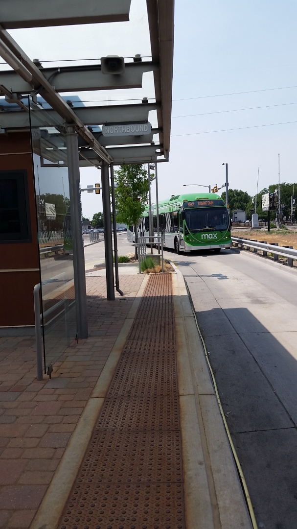 Median busway station