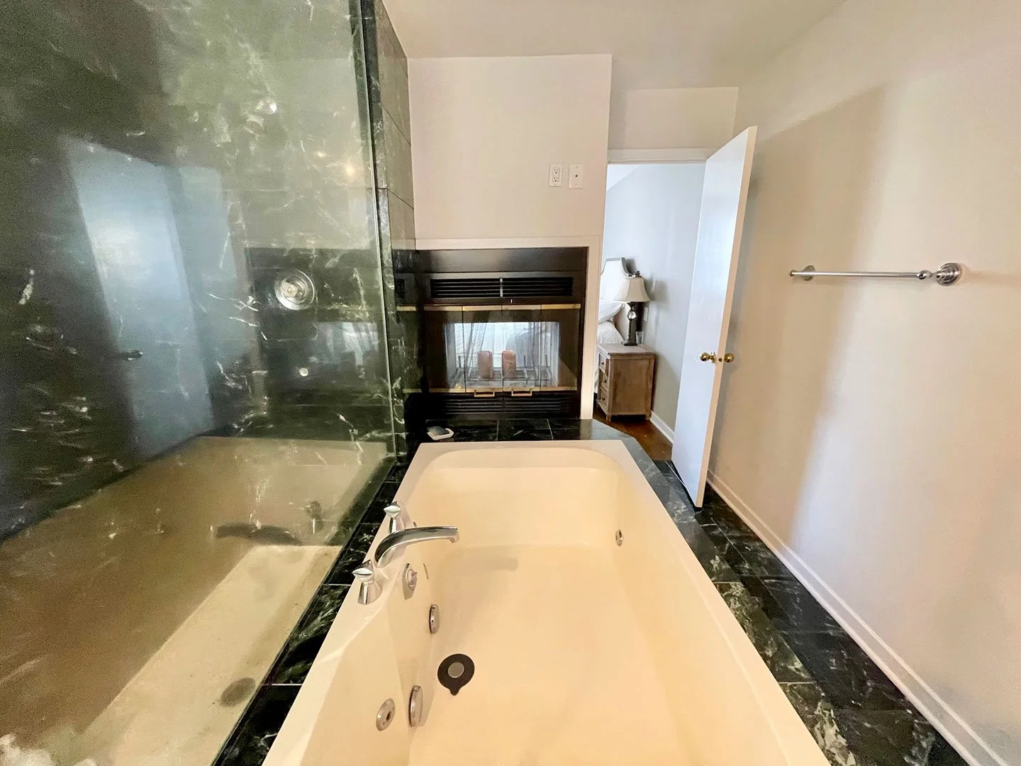 bathroom2.jpg