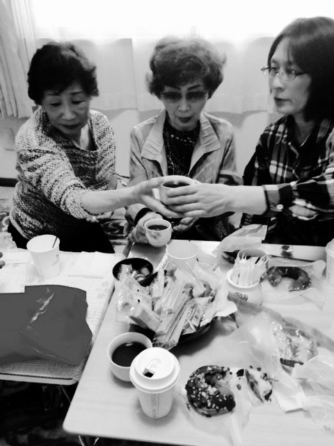 A gathering with tea, coffee, and delicious Japanese sweets. 