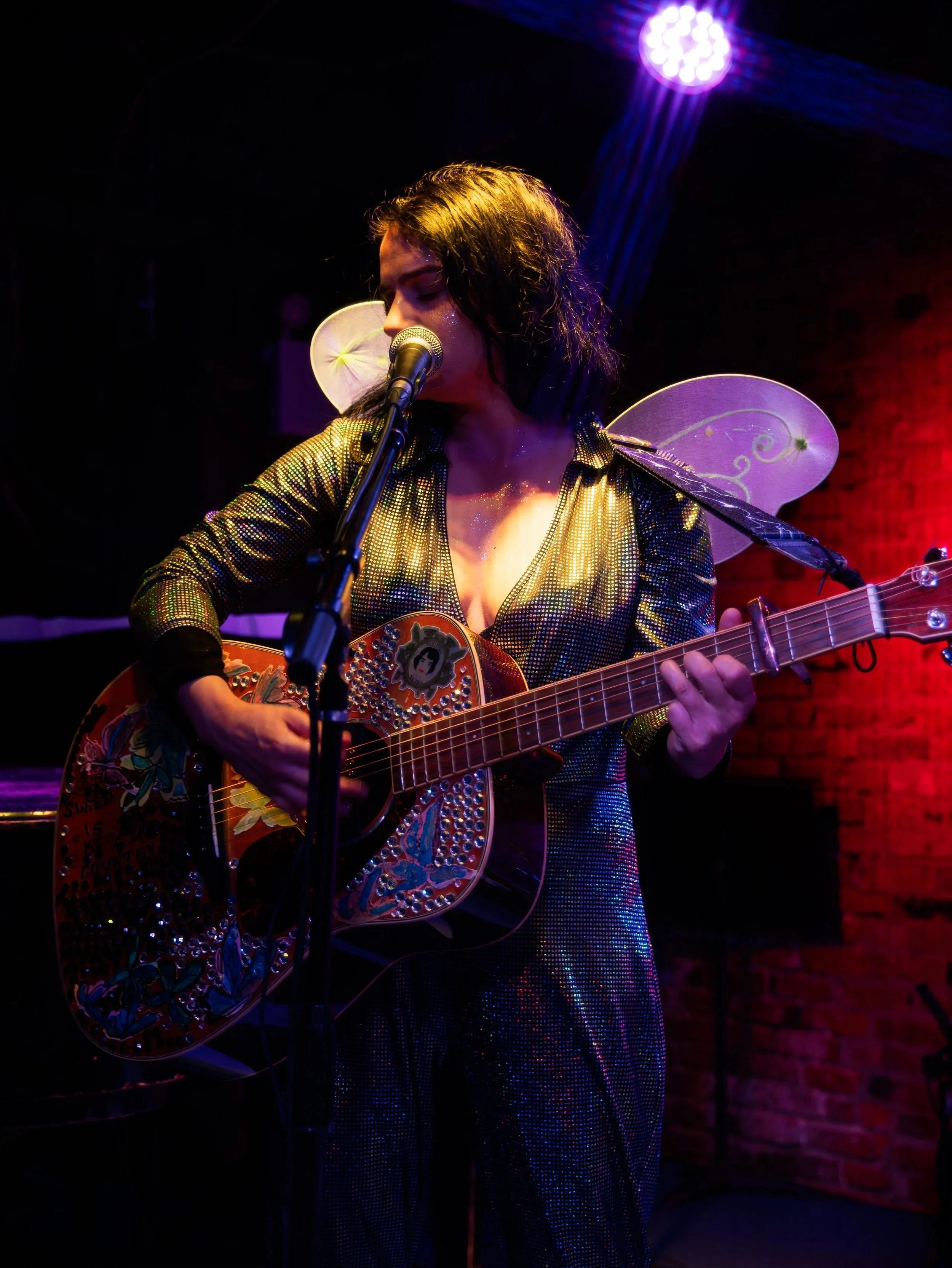 S Echo looking away guitar by Edonis.jpg