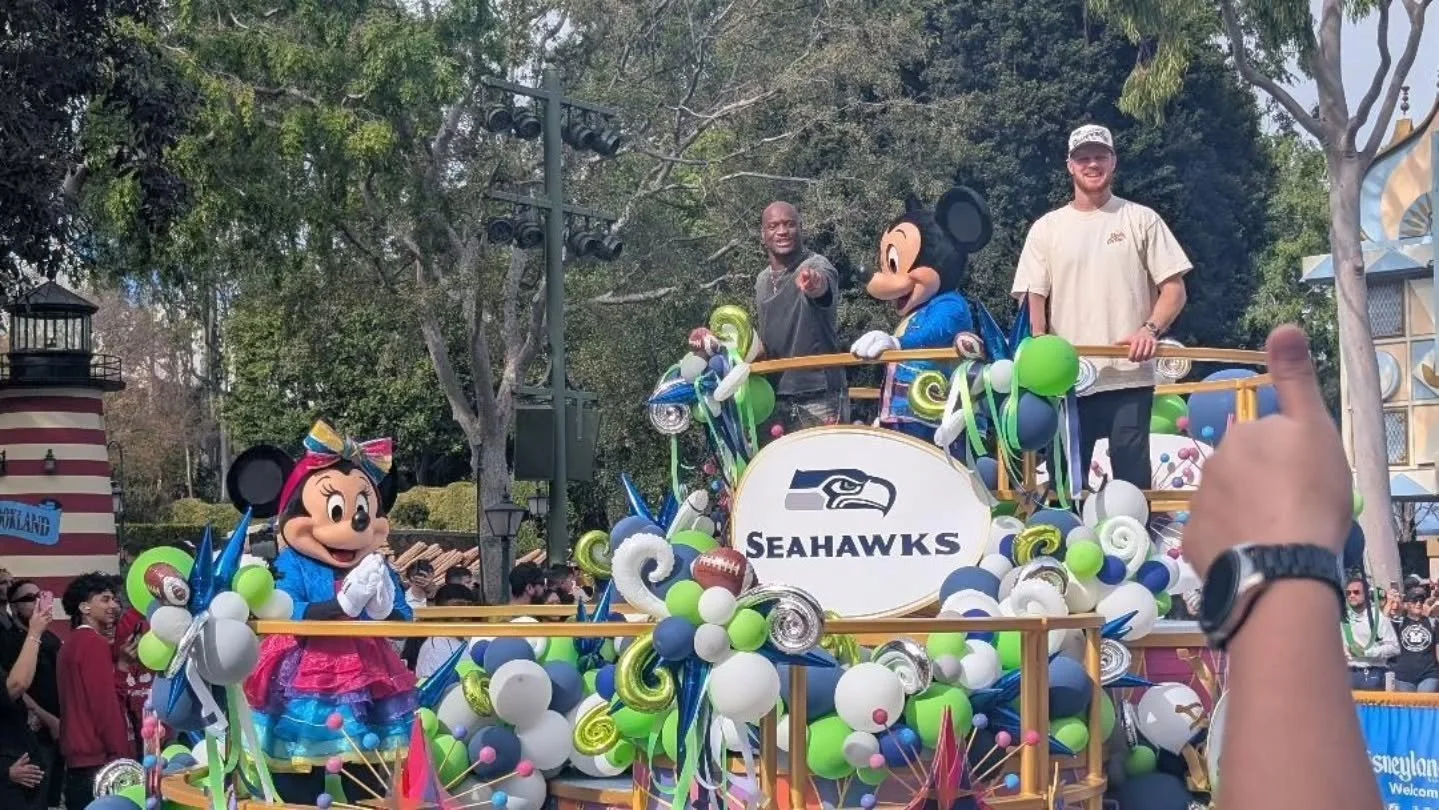 Disneyland's Super Bowl LX Championship Parade 🏈🙌

Sam Darnold samdarnold &amp; Kenneth Walker III @kenneth_walker9 celebrating the Seahawks @seahawks Super Bowl @superbowl50 championship with Mickey Mouse &amp; Minnie Mouse at Disneyland @disneyla