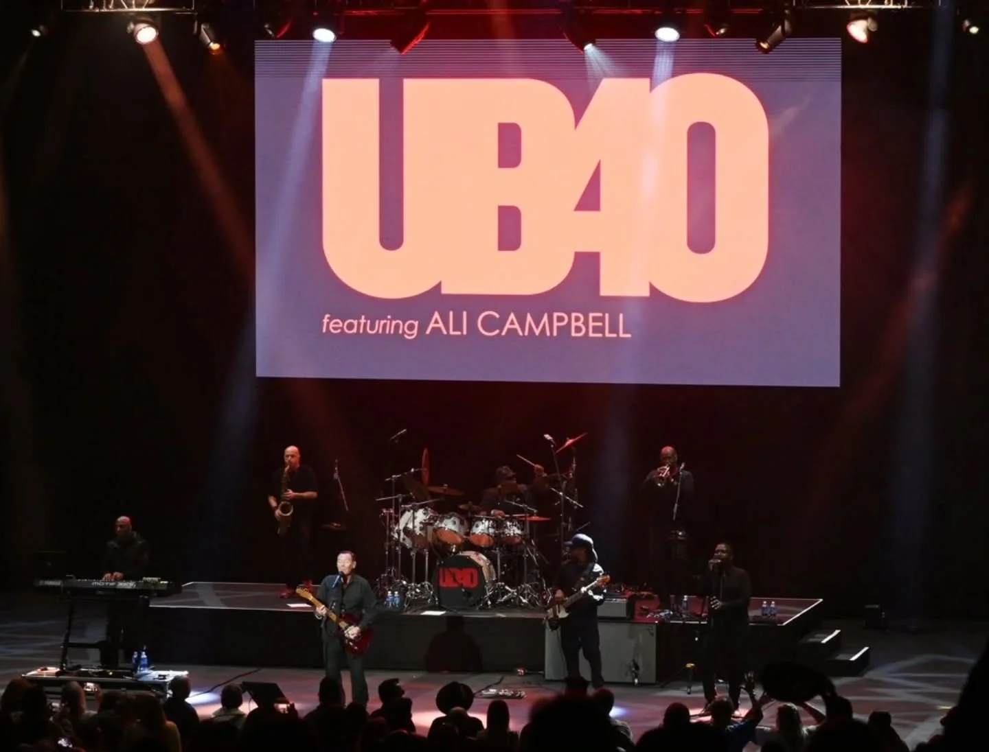 UB40 Turned Orange County into Reggae Paradise 🎵

Fans packed the OC Fairgrounds for a Nostalgic Night with UB4O @ub40 featuring Ali Campbell at Pacific Amphitheatre @pacificamphitheatre in Costa Mesa, California 🎵

See more on soundbitemagazine.ne